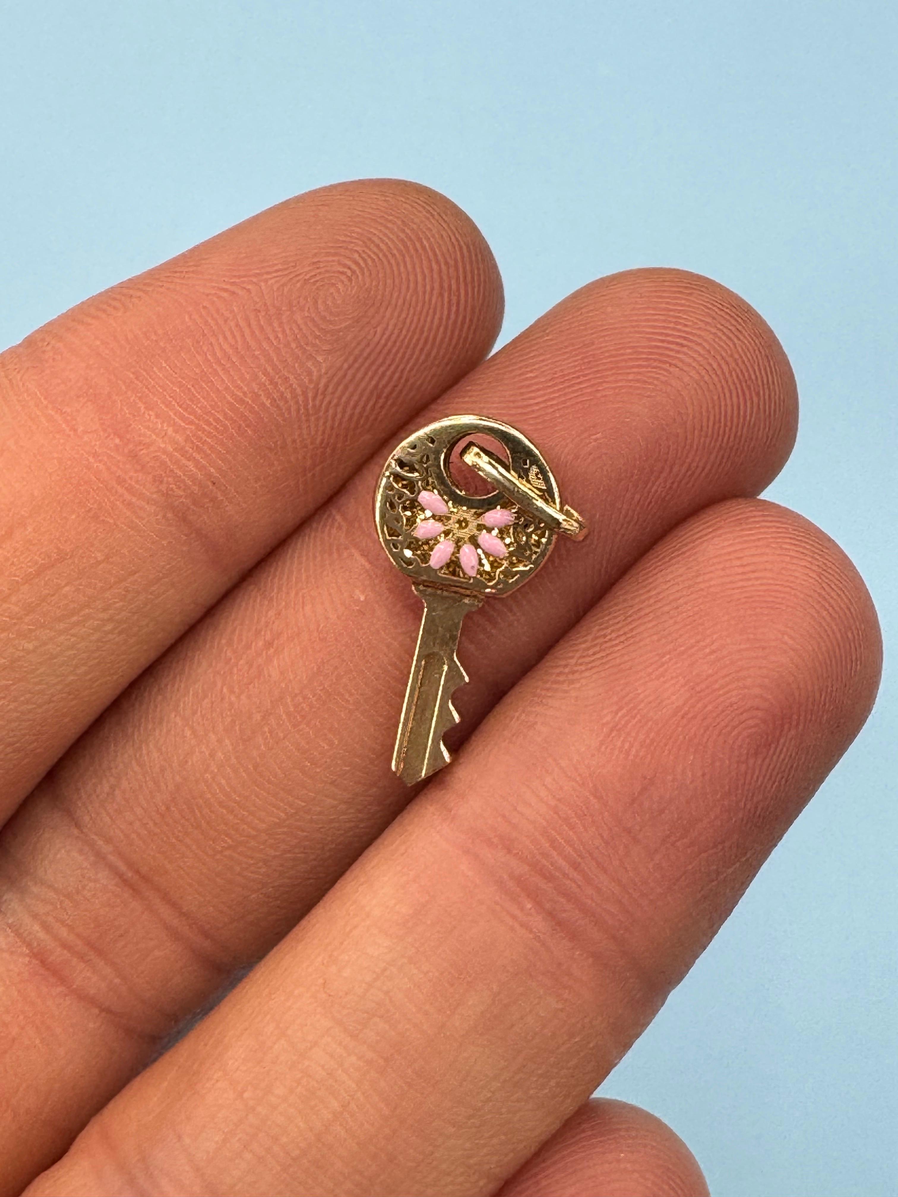 Pendentif clé en or jaune 14 carats 1,4 grammes fabriqué en Italie en vente 7