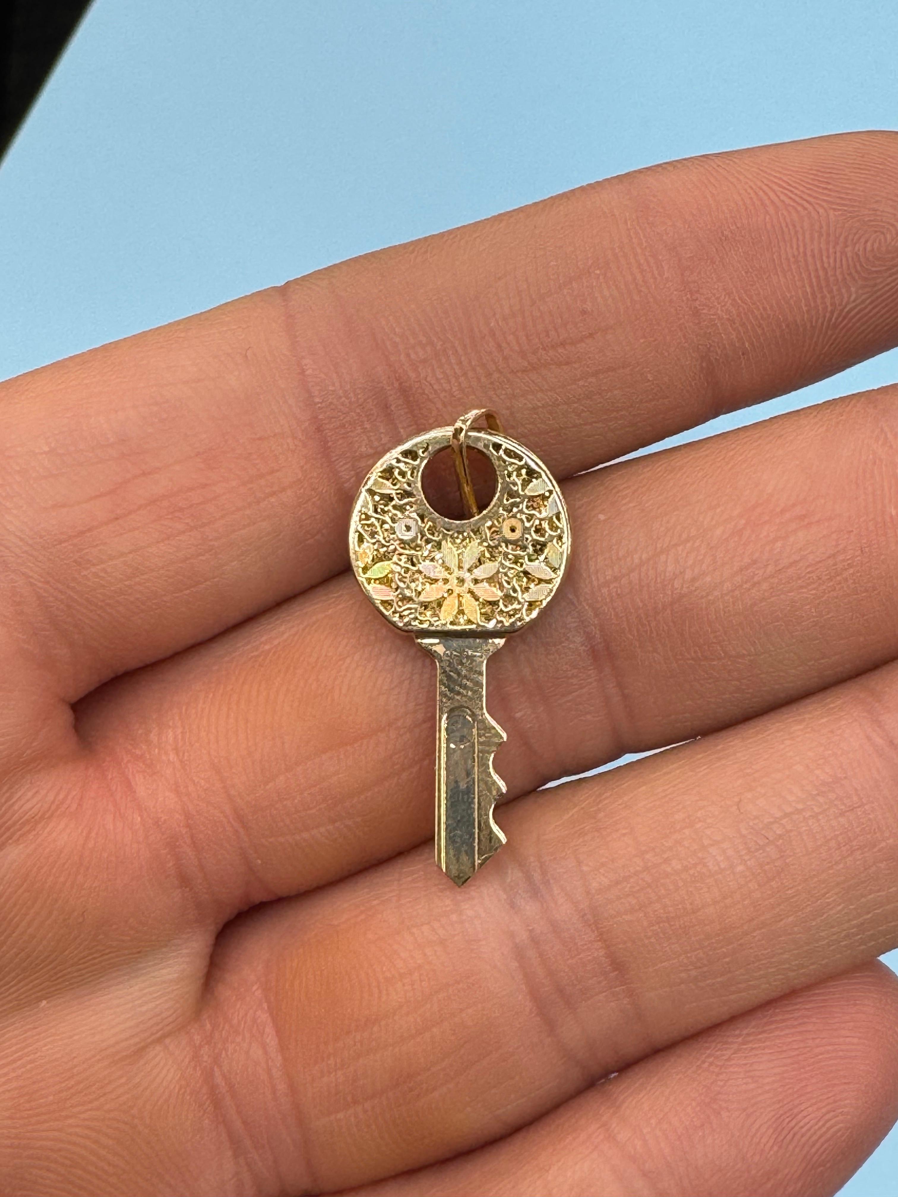 Pendentif clé en or jaune 14 carats 1,4 grammes fabriqué en Italie en vente 8