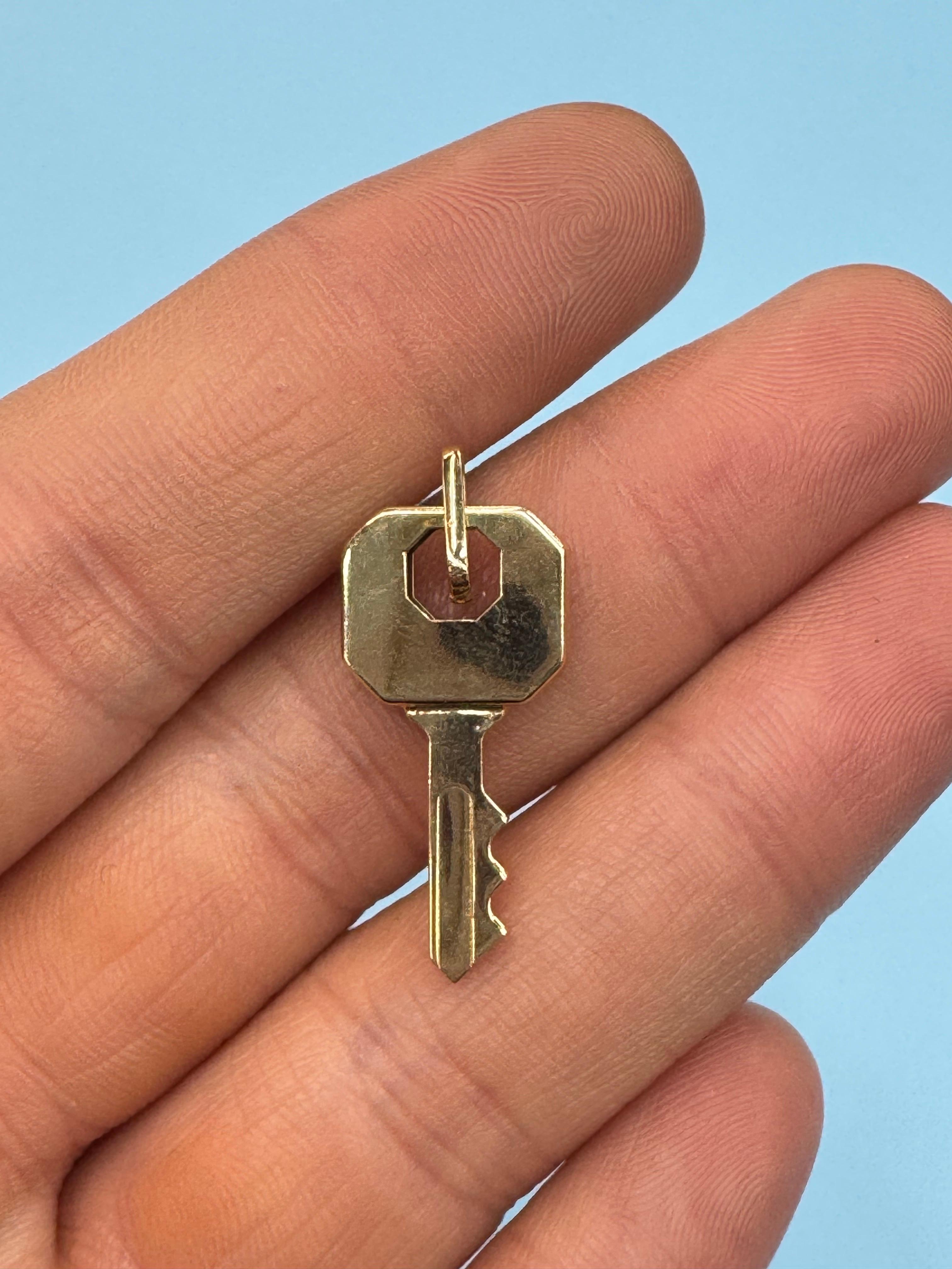 Pendentif clé en or jaune 14 carats 1,4 grammes fabriqué en Italie en vente 9