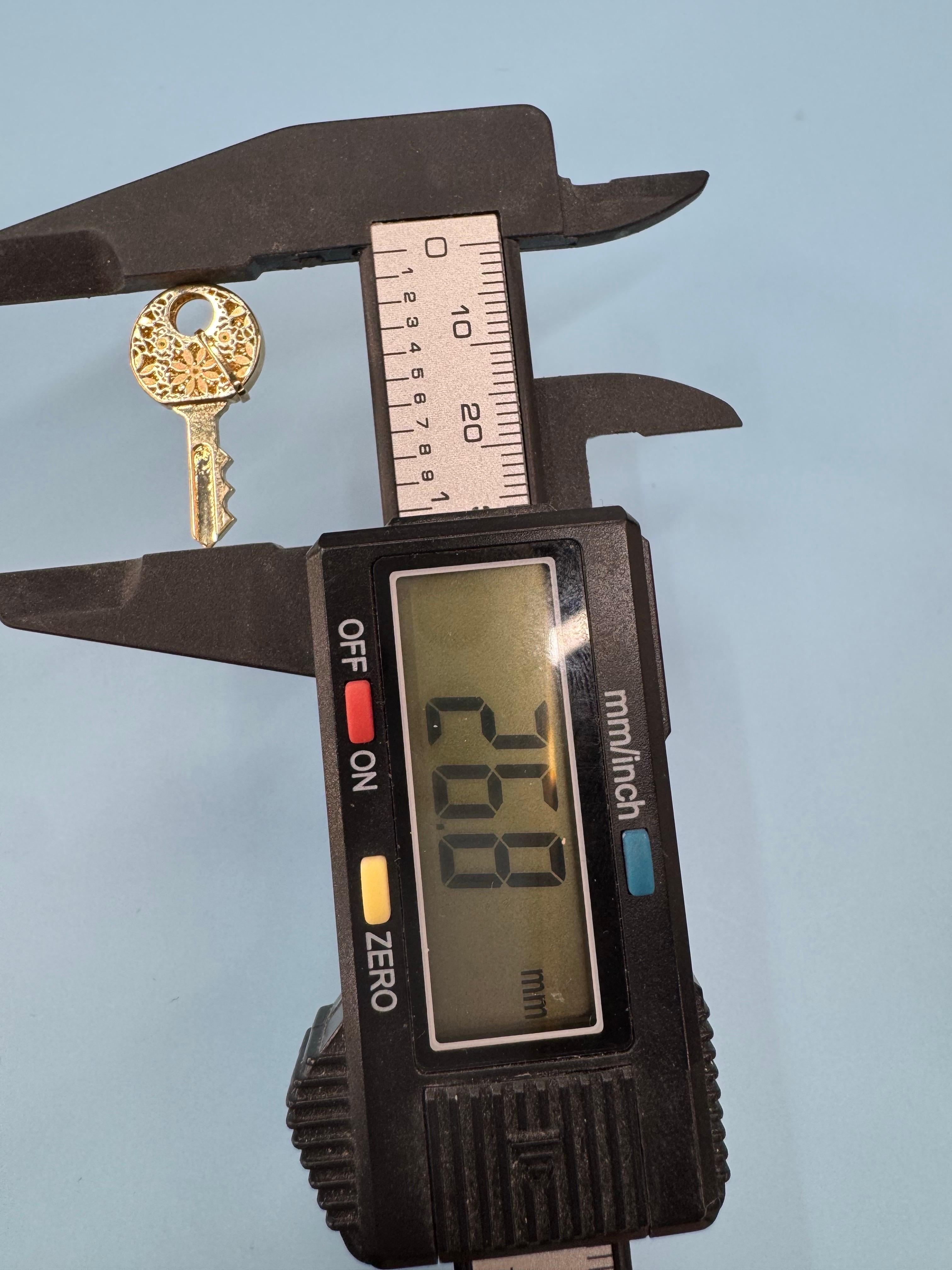 Pendentif clé en or jaune 14 carats 1,4 grammes fabriqué en Italie Neuf - En vente à New York, NY