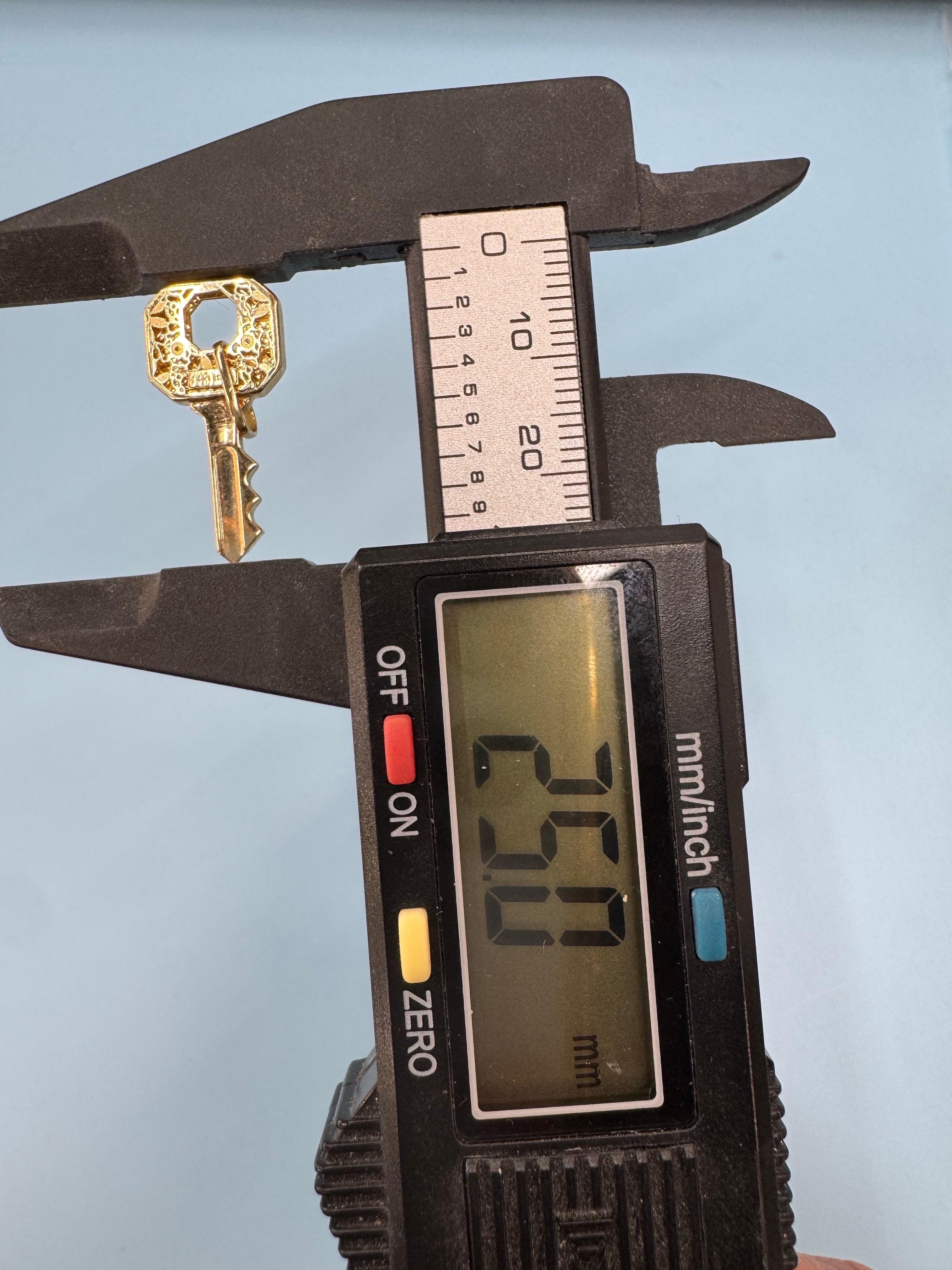 Pendentif clé en or jaune 14 carats 1,4 grammes fabriqué en Italie en vente 1