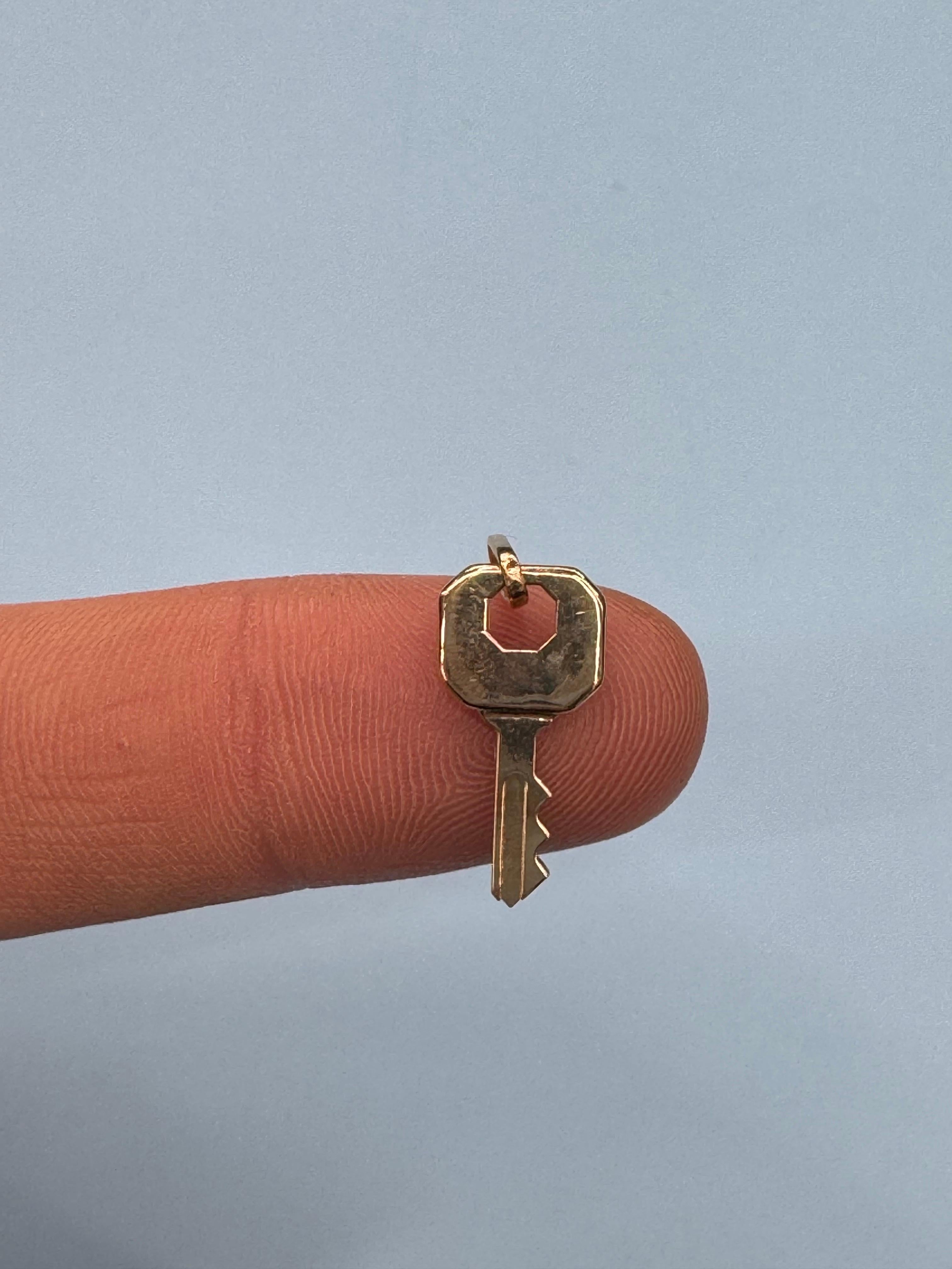 Pendentif clé en or jaune 14 carats 1,4 grammes fabriqué en Italie en vente 3