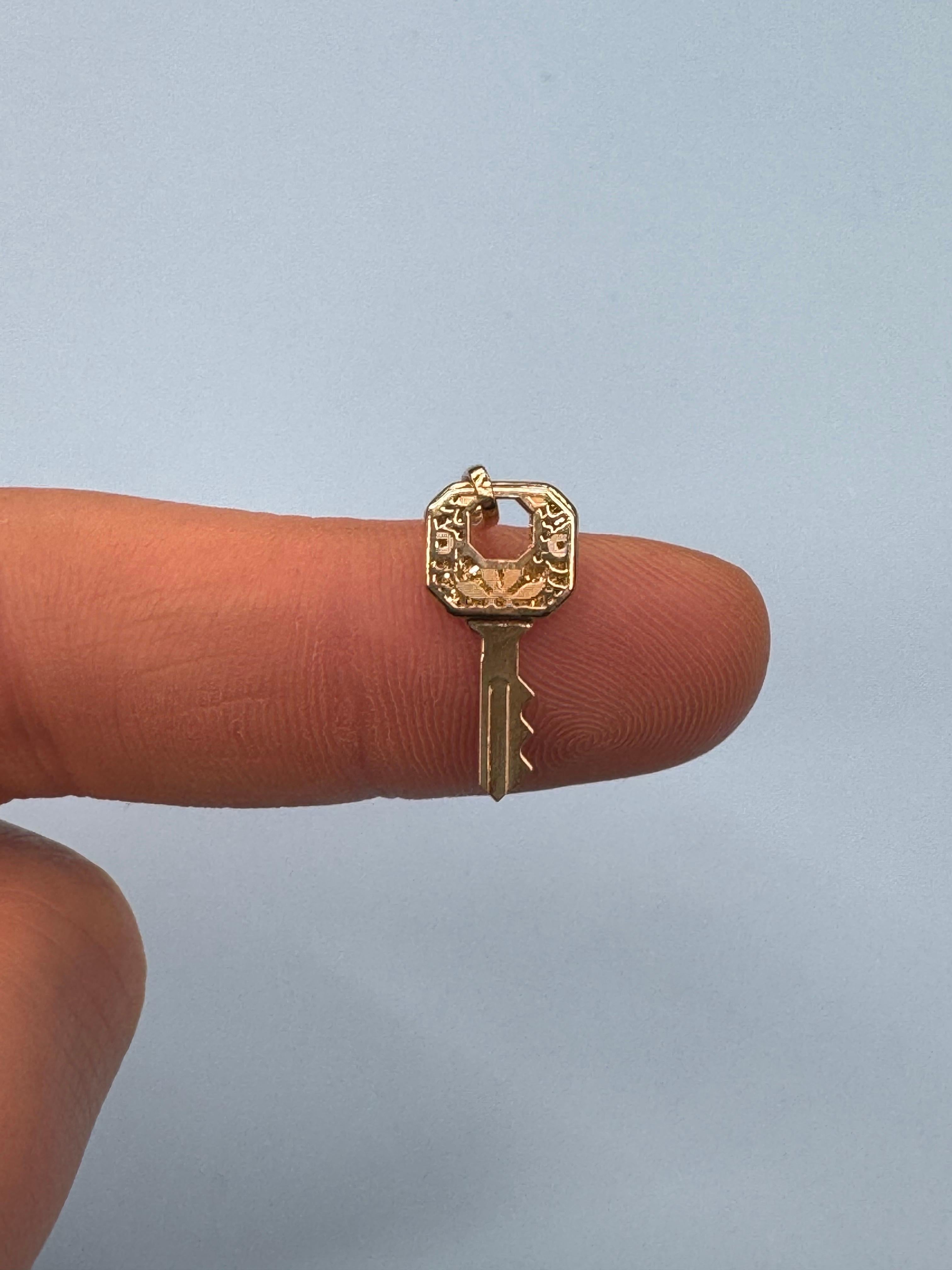 Pendentif clé en or jaune 14 carats 1,4 grammes fabriqué en Italie en vente 4