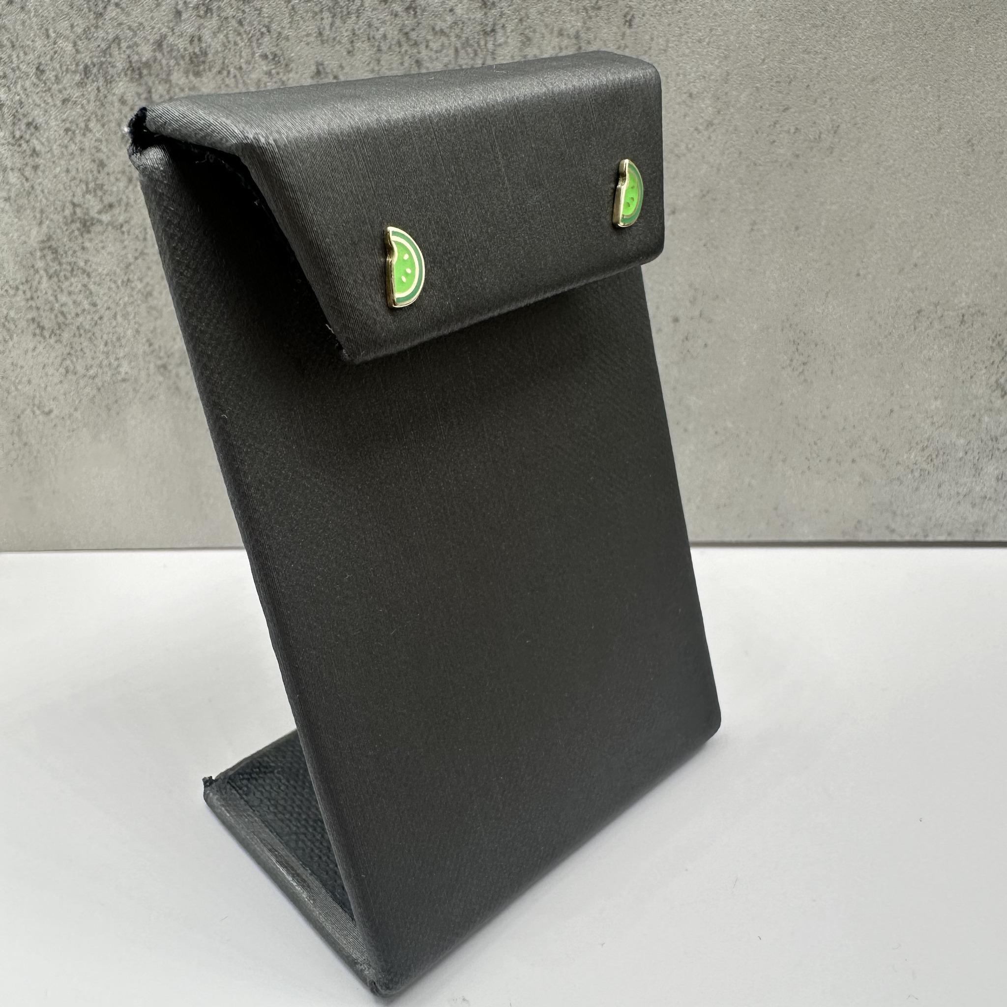 Queste affascinanti borchie Kiwi smaltate in oro giallo 14 carati presentano vibranti dettagli in smalto che aggiungono un tocco giocoso al design. Con un peso di soli 0.8 grammi, sono leggere e comode da indossare ogni giorno. Le chiusure