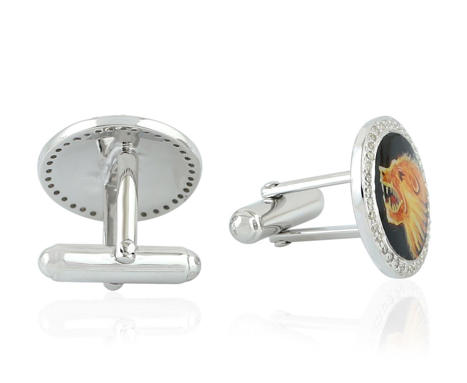 Realizzati in argento sterling, questi gemelli smaltati sono incastonati a mano con .58 carati di diamanti con miniature dipinte a mano.

SEGUI  Visita la vetrina di Meghna Jewels per vedere l'ultima collezione e i pezzi esclusivi.  Meghna Jewels è
