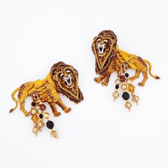 Orecchini a forma di marionetta smaltata "Wild Cats" con leone di Lunch at the Ritz