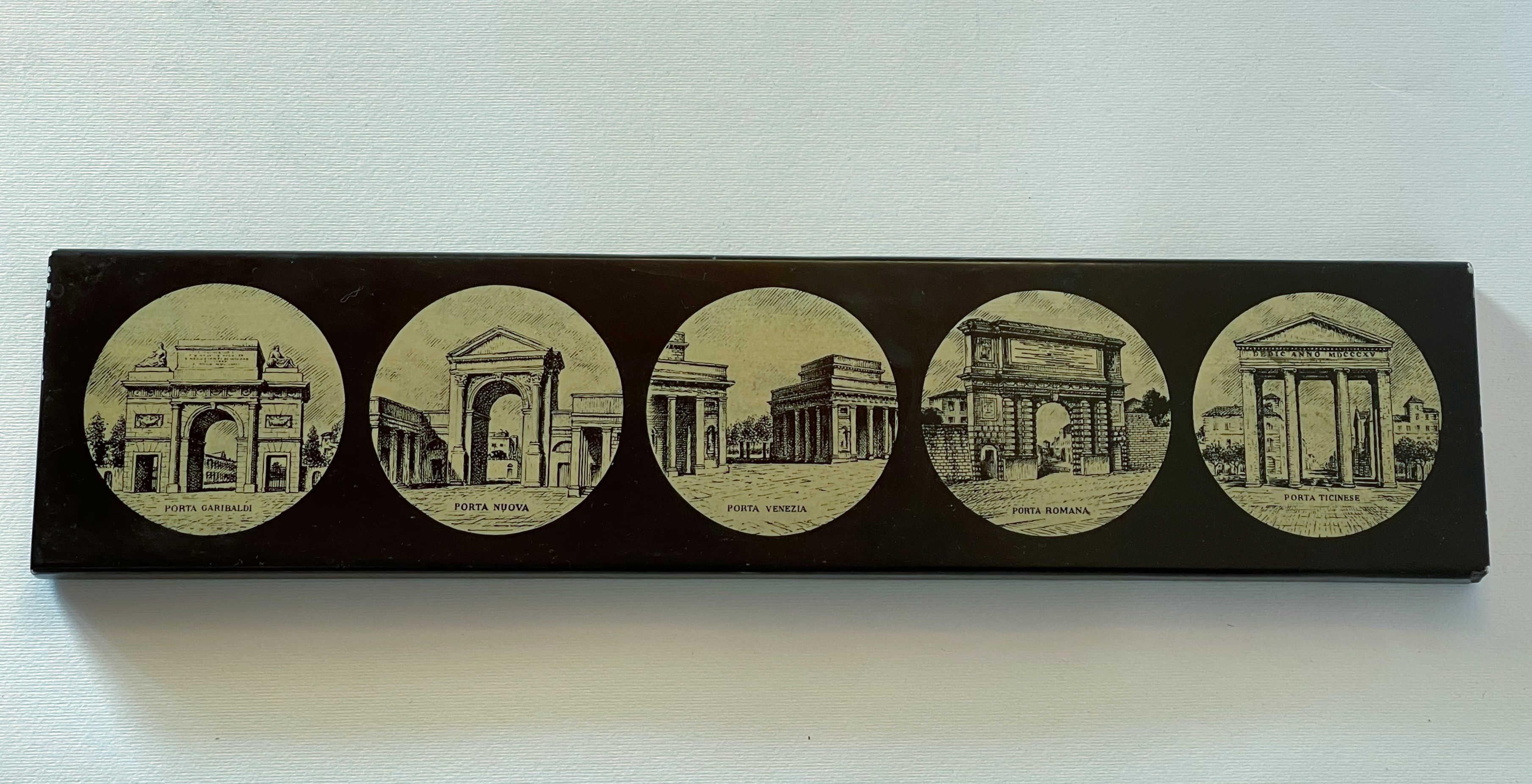 Caja de cerillas decorativa de época con un interior formado por una bandeja metálica deslizante, el exterior esmaltado con puertas clásicas de Roma / diseñada por Piero Fornasetti, fabricada en Italia en los años 60
Longitud: 16 pulgadas / Anchura: