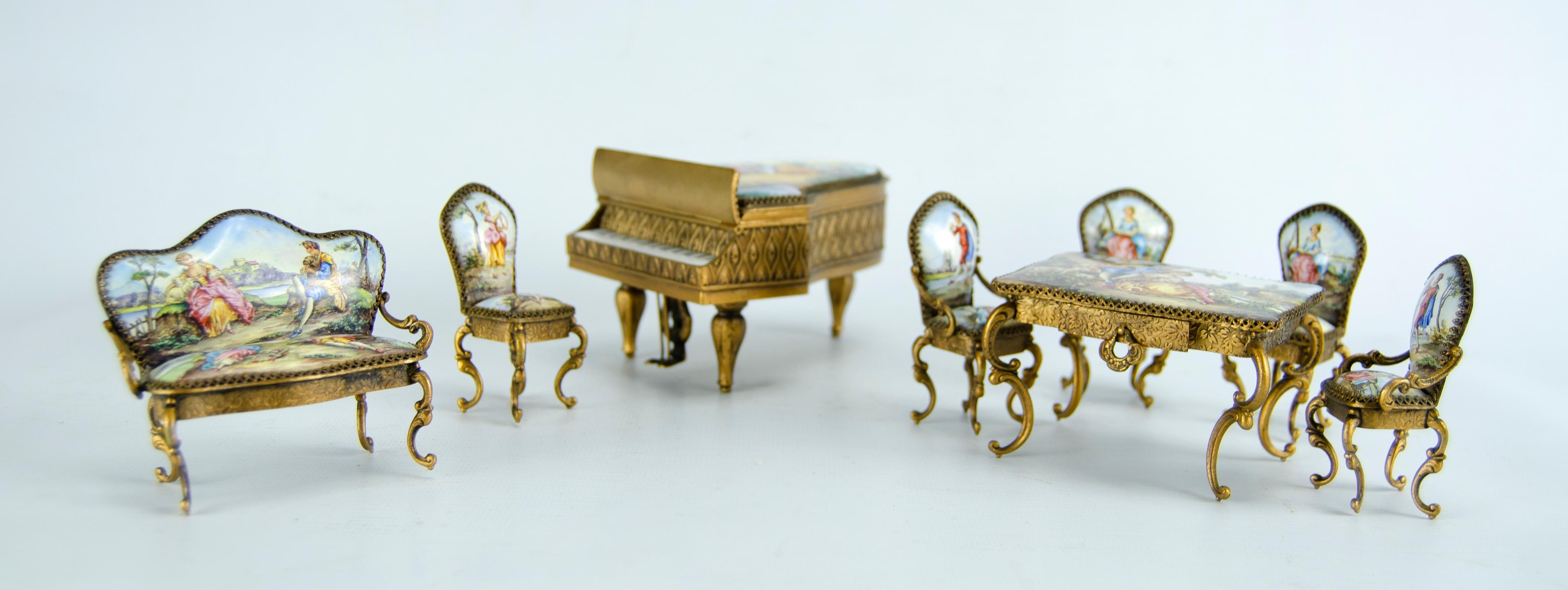 Enamel miniatures living room and piano set
Origin Vienna, Austria Circa 1900
Enamel and bronze materials
The piano is a music box (it works)
The general condition is very good. only the table has a chip at an angle
Measurements: Height wide