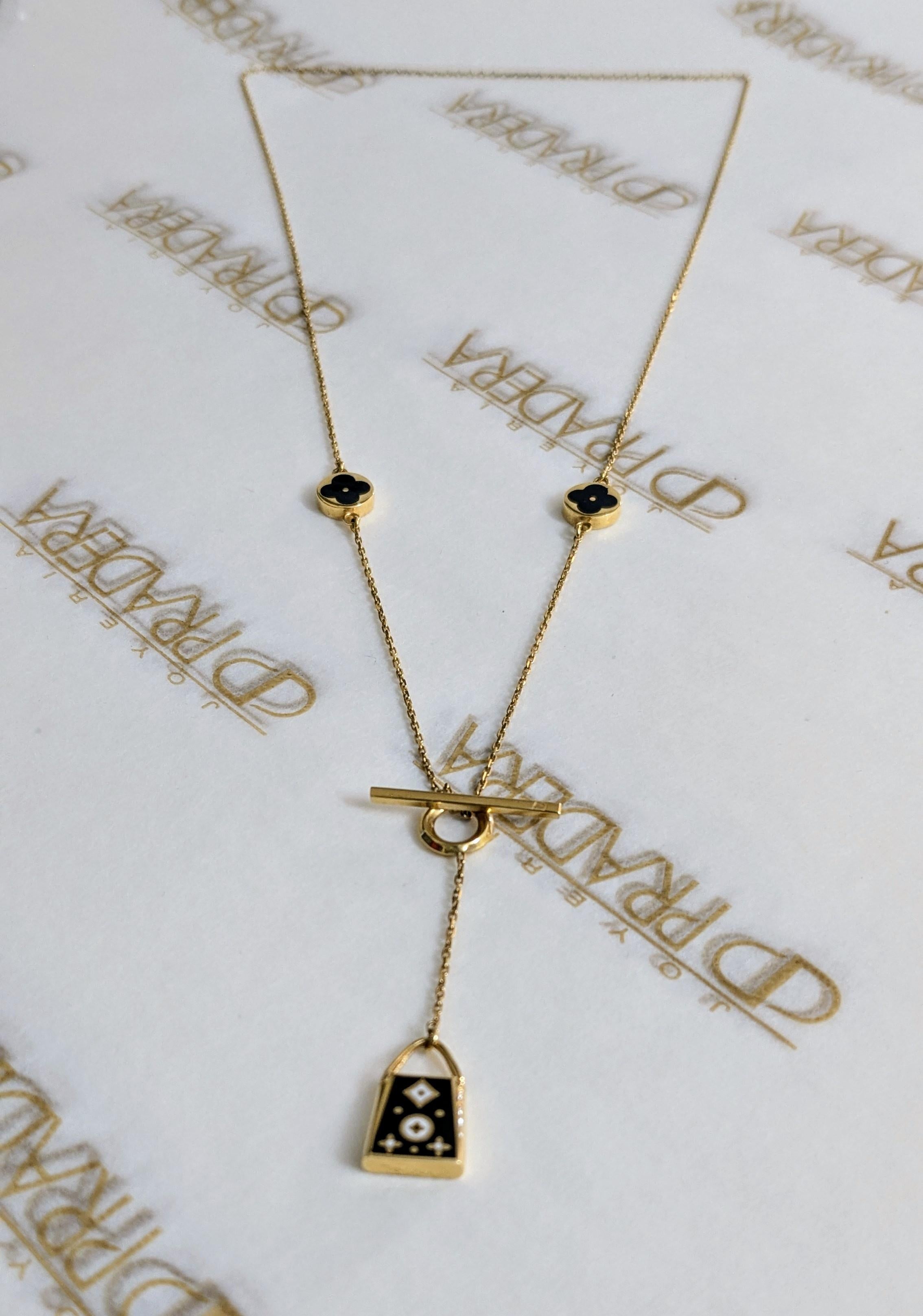 Contemporain Monogramme Fleurs en émail Collier boucle OT en or 18 carats en vente
