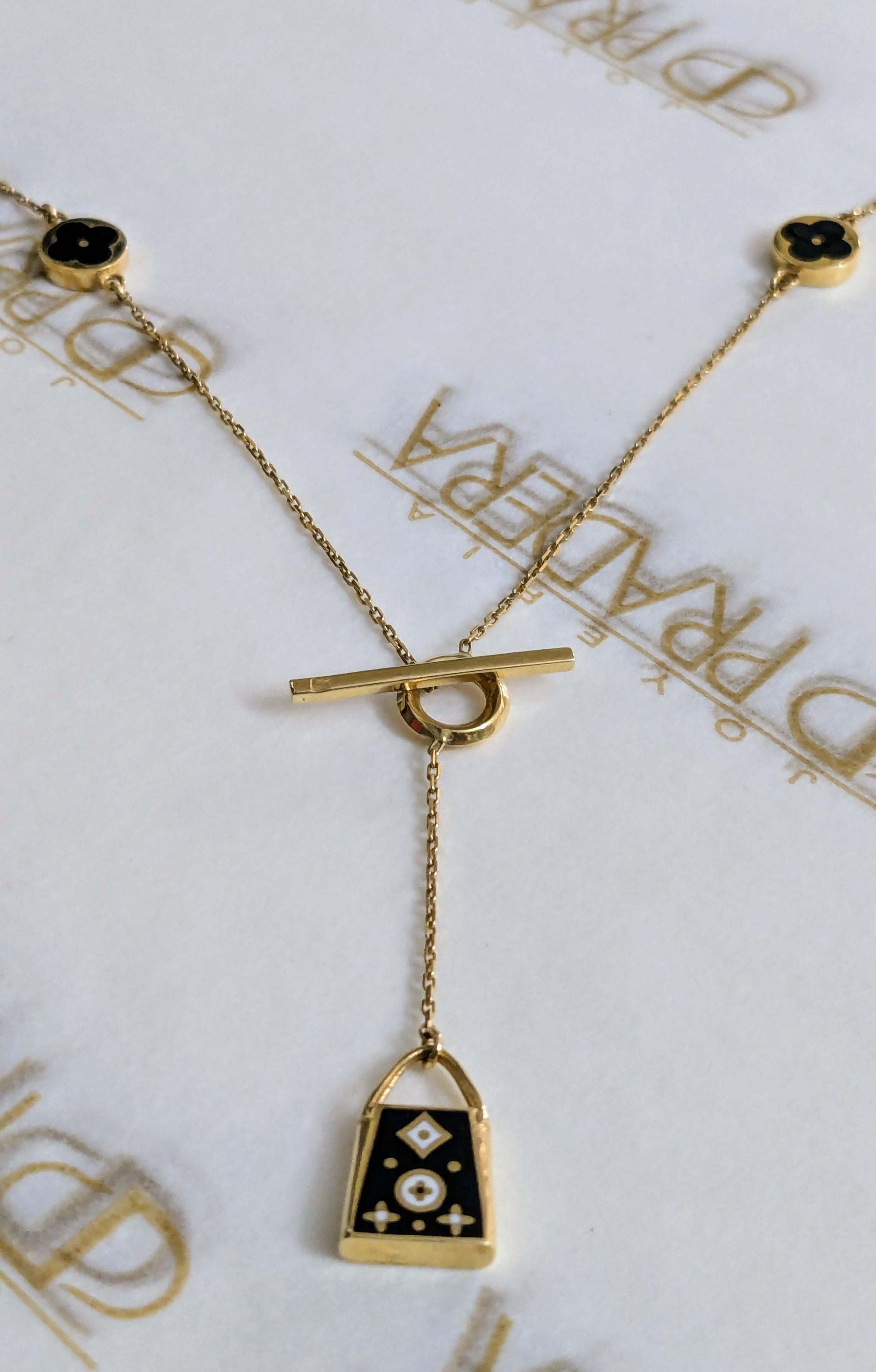 Monogramme Fleurs en émail Collier boucle OT en or 18 carats en vente 1