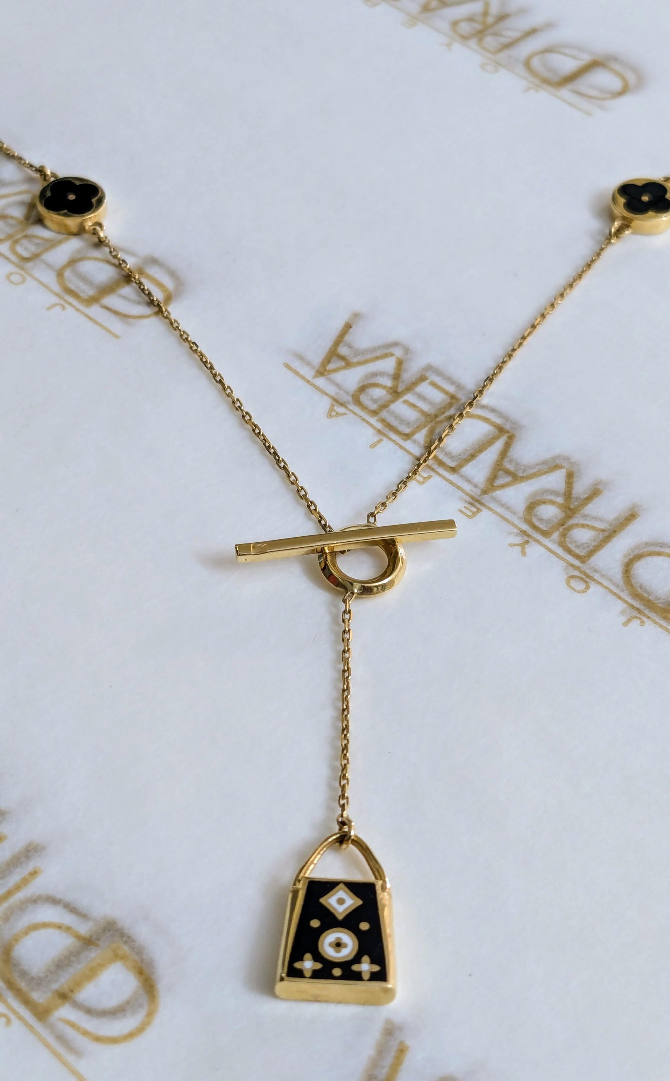 Monogramme Fleurs en émail Collier boucle OT en or 18 carats en vente 2