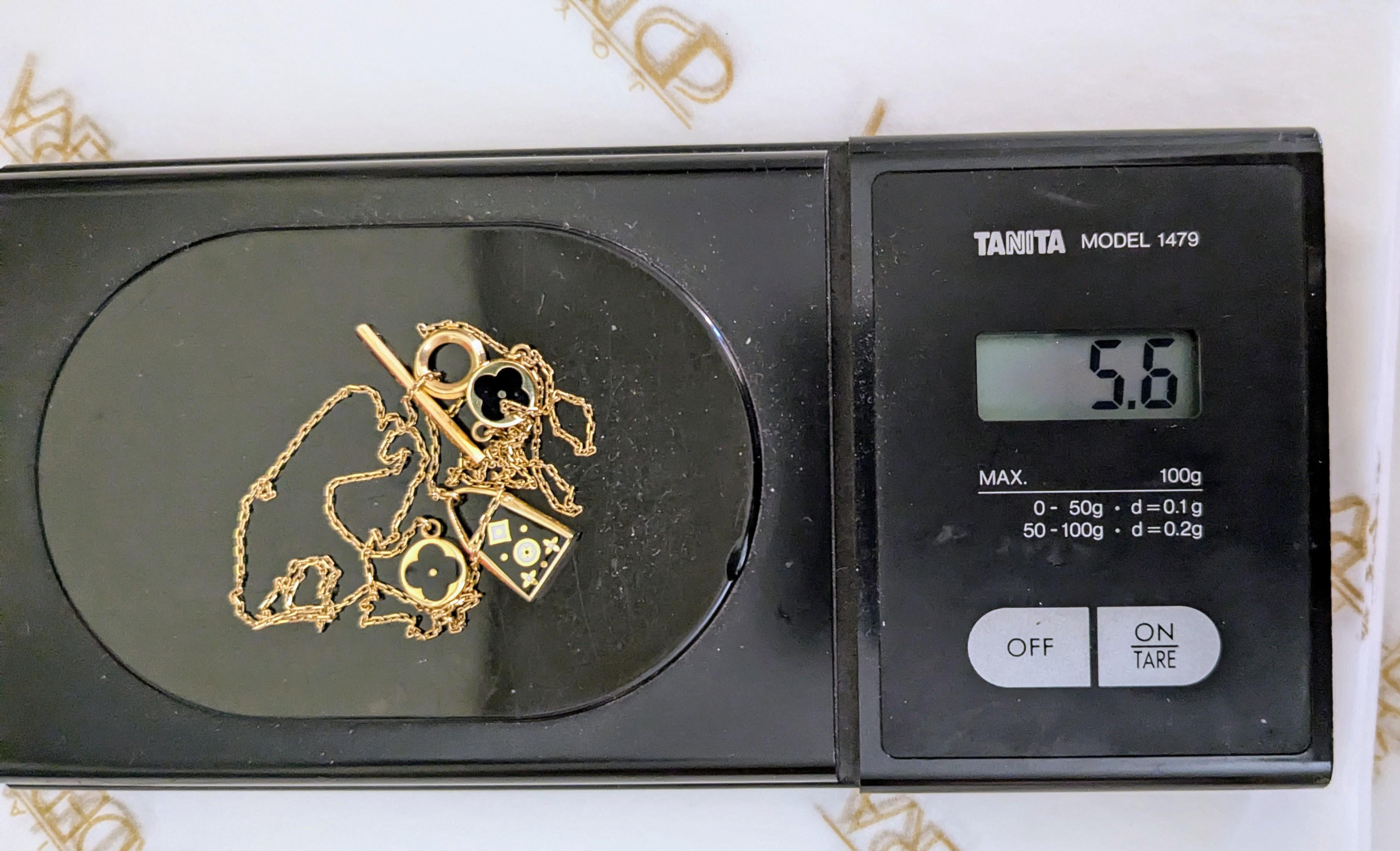 Monogramme Fleurs en émail Collier boucle OT en or 18 carats en vente 4