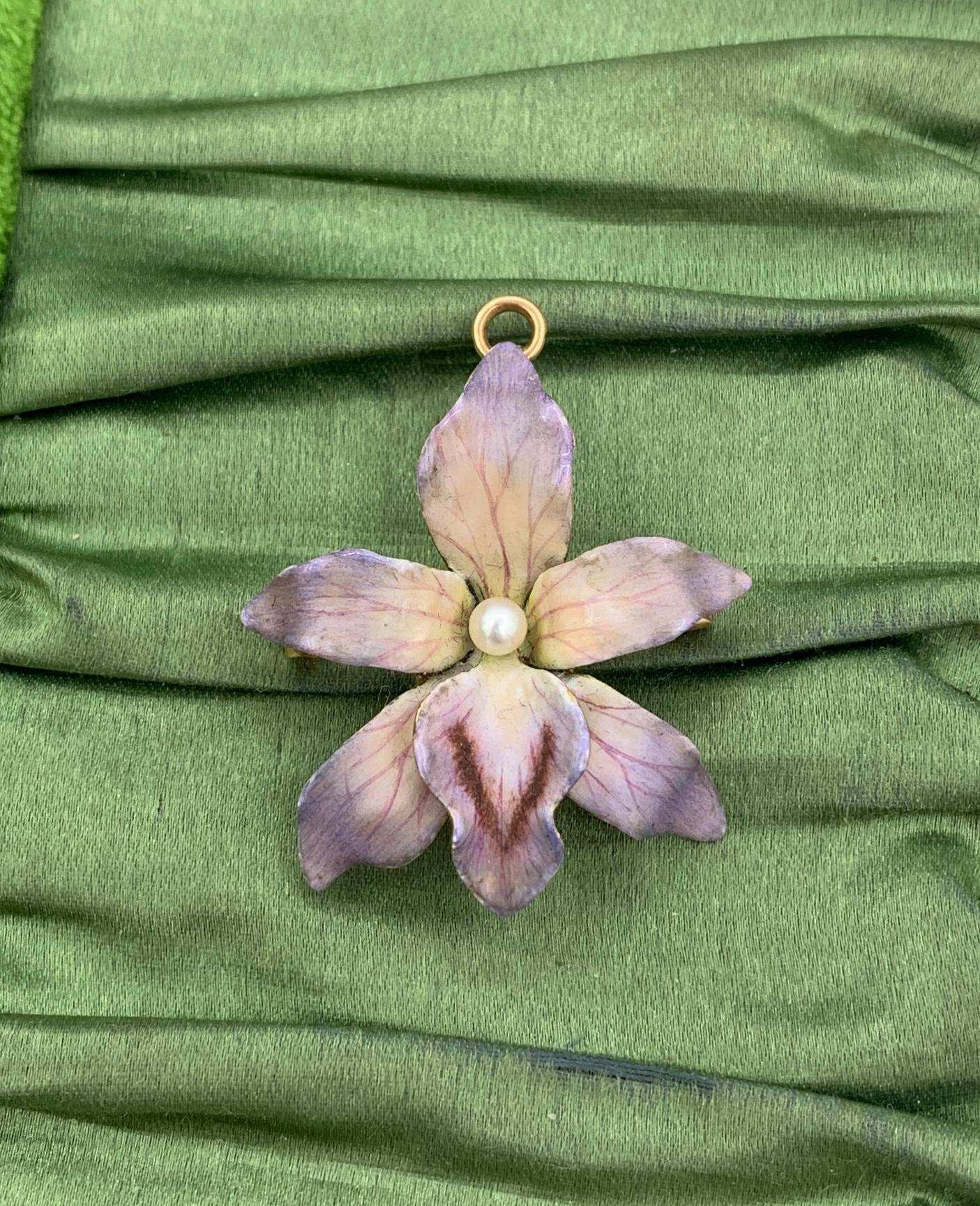 Halskette oder Brosche mit Orchideenblumen-Anhänger aus Emaille in Gold und Gold im viktorianischen Jugendstil (Art nouveau) im Angebot