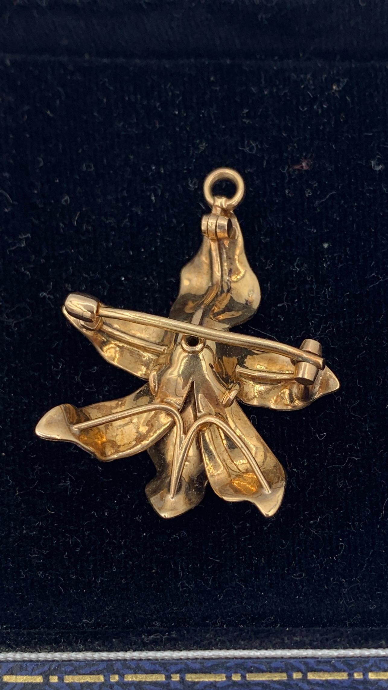 Halskette oder Brosche mit Orchideenblumen-Anhänger aus Emaille in Gold und Gold im viktorianischen Jugendstil im Angebot 1