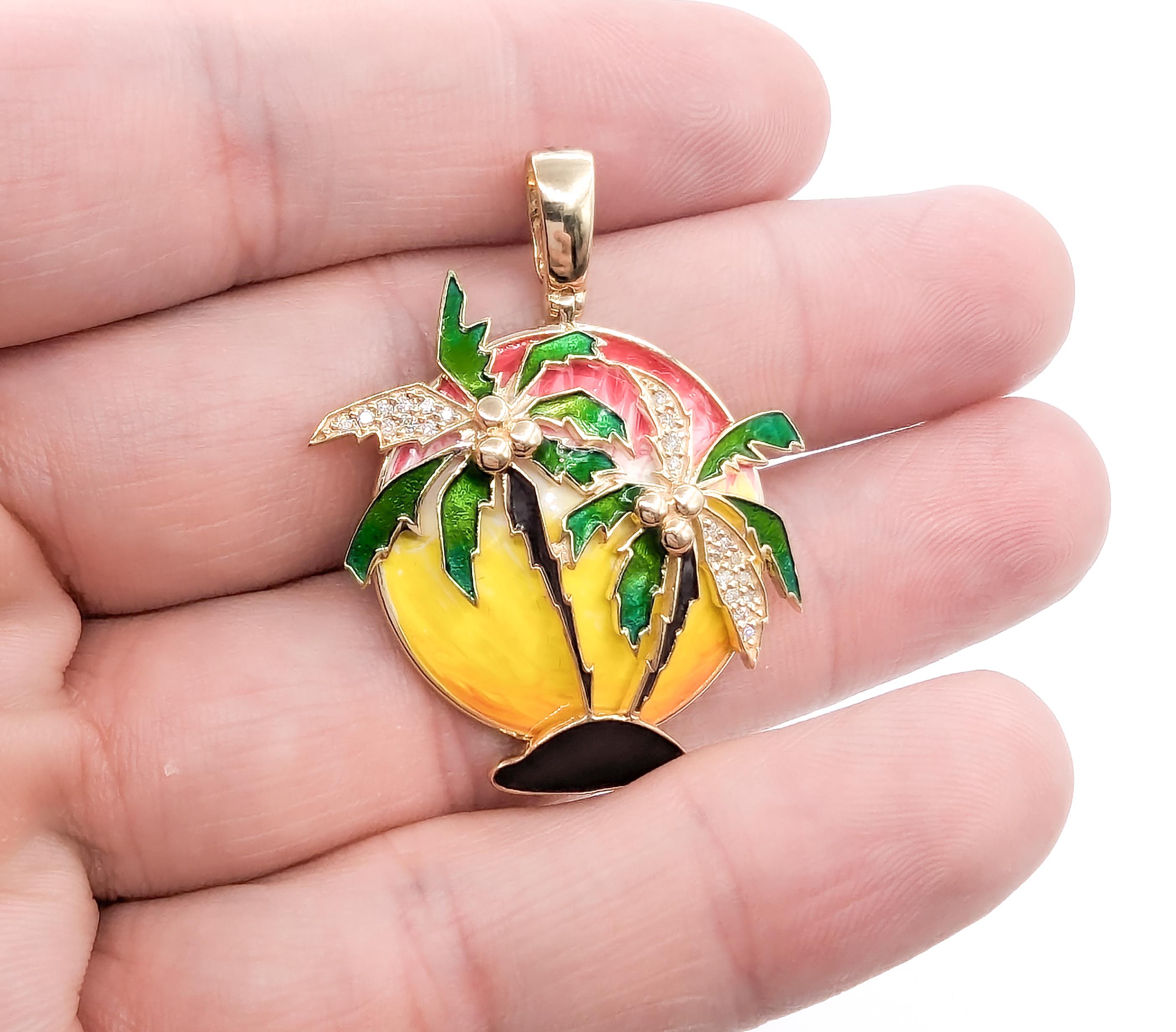 Emaille-Anhänger Paradise Palm Tree & Diamant in Gelbgold mit Emaille

Dieser exquisite Anhänger ist aus 14-karätigem Gelbgold gefertigt. Der Anhänger zeigt ein bezauberndes Palmen-Sonnenuntergangs-Motiv, das mit lebendiger Emaille zum Leben erweckt