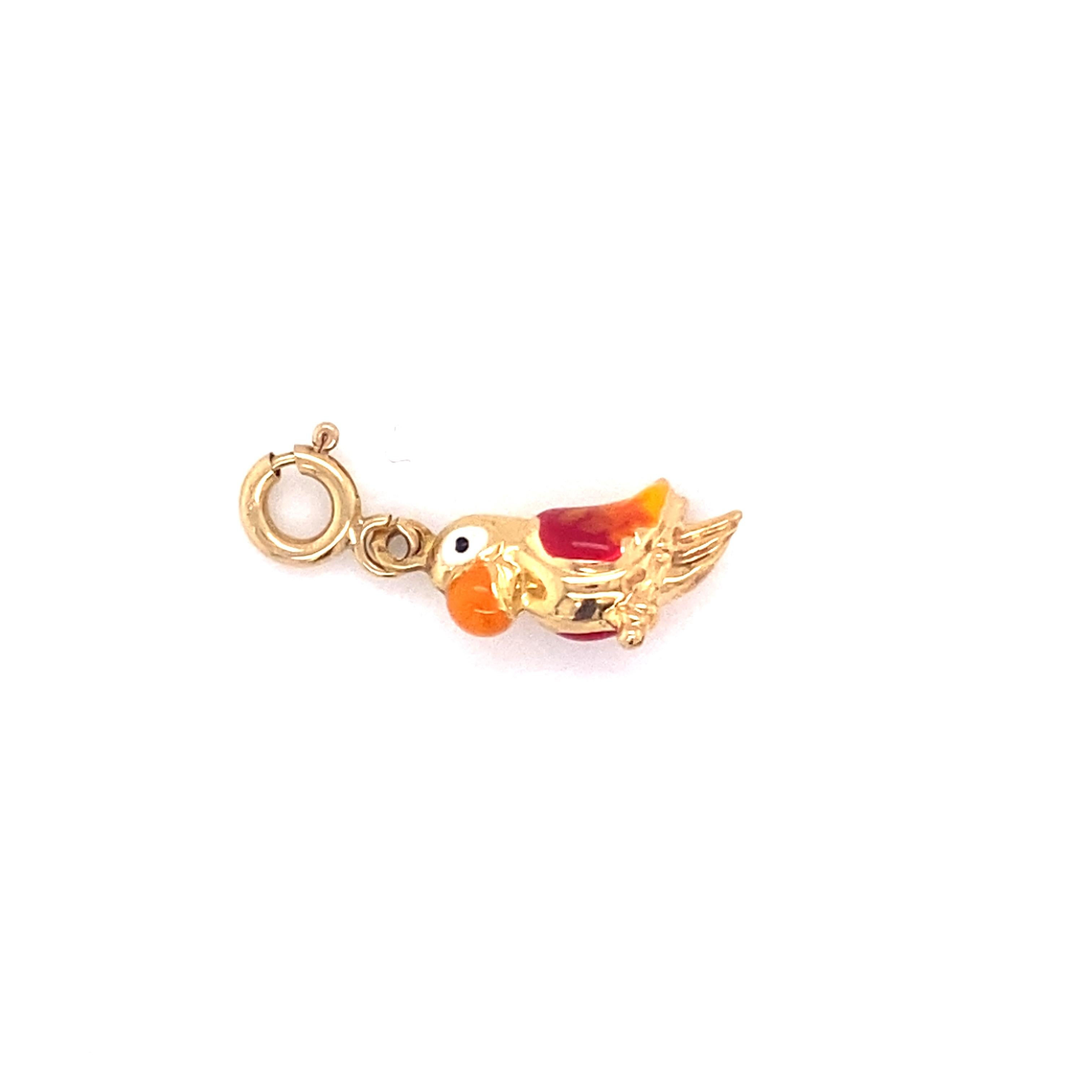 Enamel Papagei-Anhänger Charme aus 14 Karat Gelbgold im Zustand „Hervorragend“ in Hicksville, NY