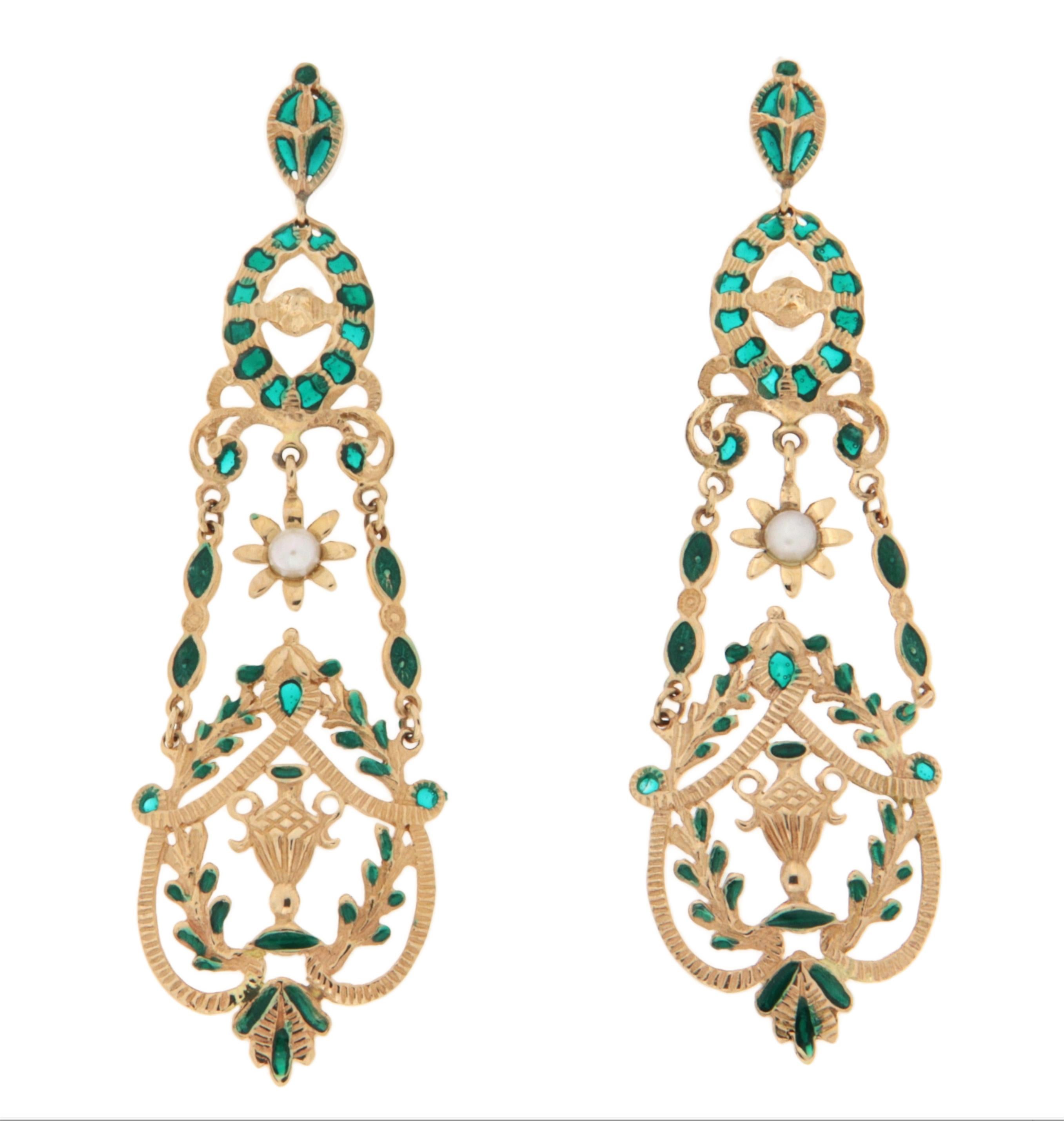 Exceptionnelle paire de boucles d'oreilles anciennes en or jaune 14 carats, magnifiquement ornées d'émail vert cuit et serties de deux petites perles naturelles. Magnifique exemple d'orfèvrerie fine, ces Eleg reflètent une esthétique florale et