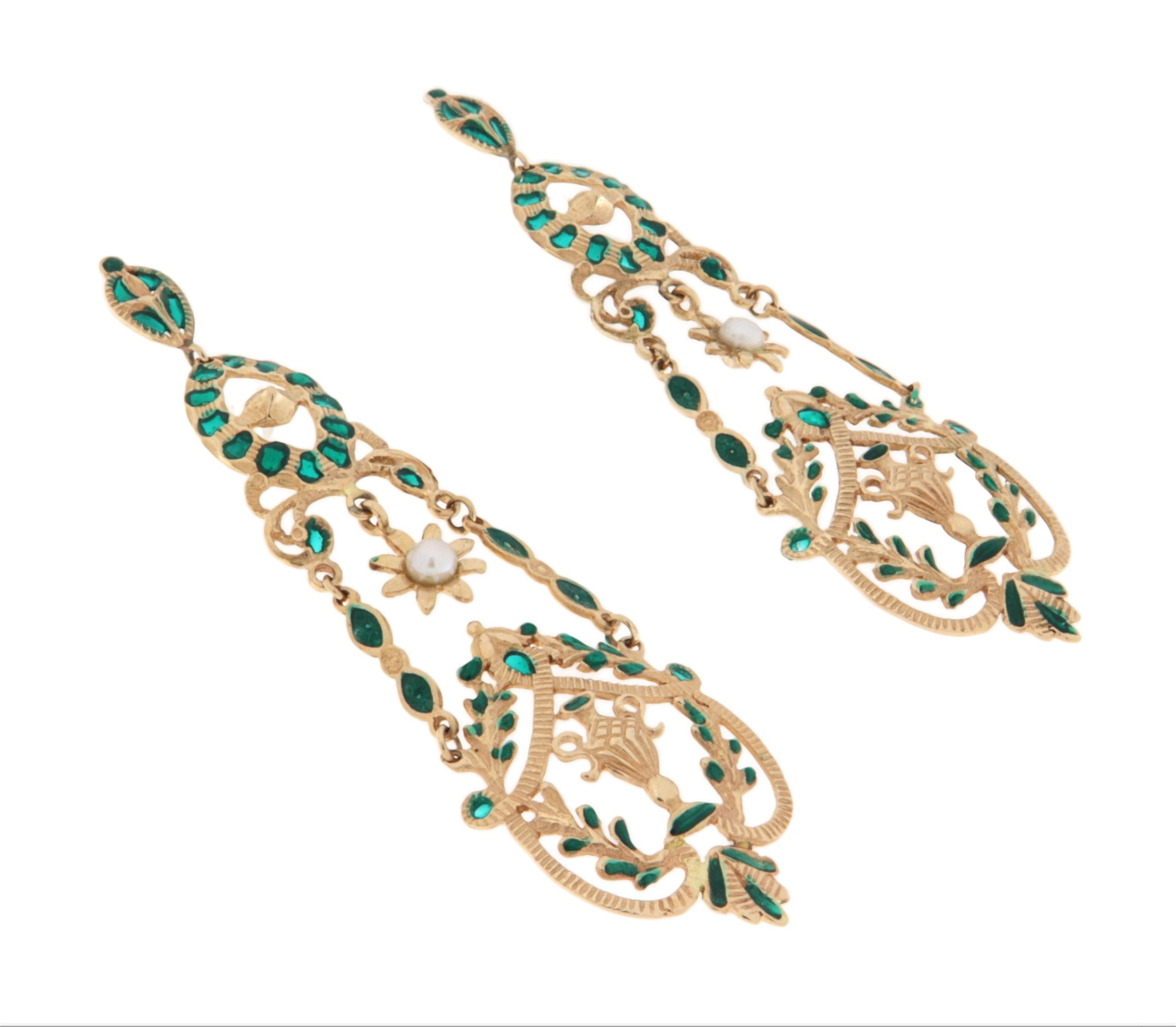 Taille ronde Pendants d'oreilles en or jaune 14 carats avec perles en émail en vente