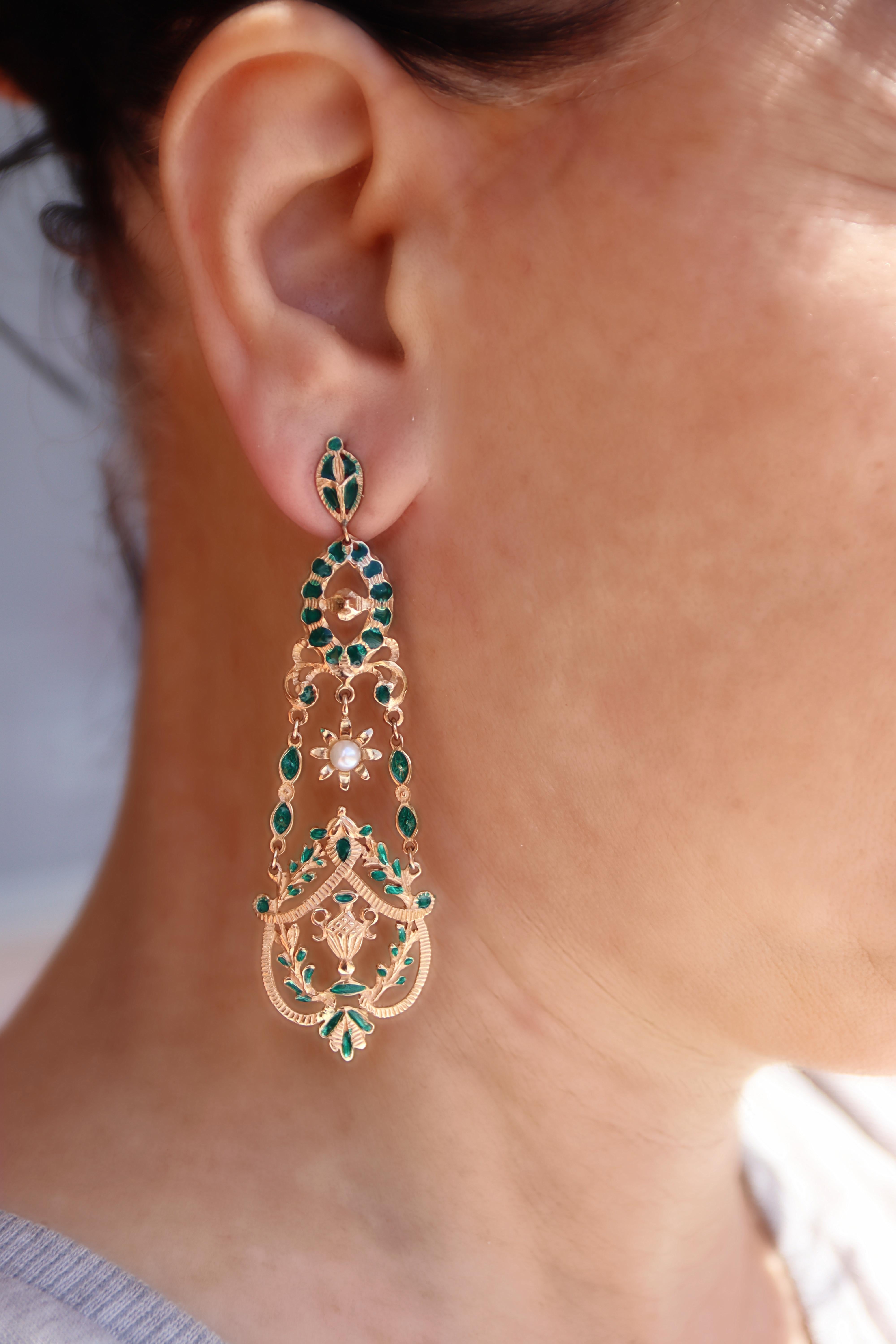 Pendants d'oreilles en or jaune 14 carats avec perles en émail en vente 1