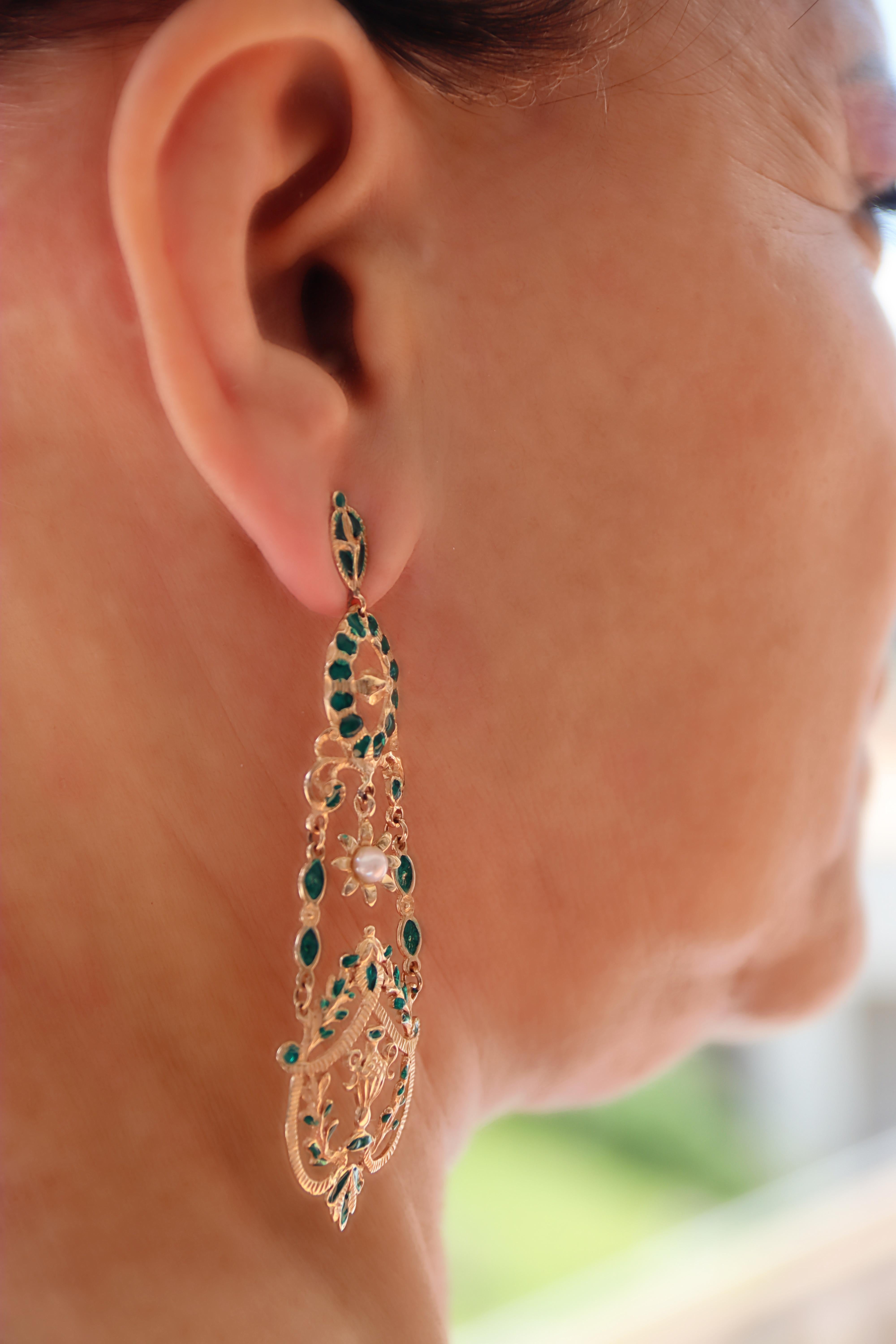 Pendants d'oreilles en or jaune 14 carats avec perles en émail en vente 2