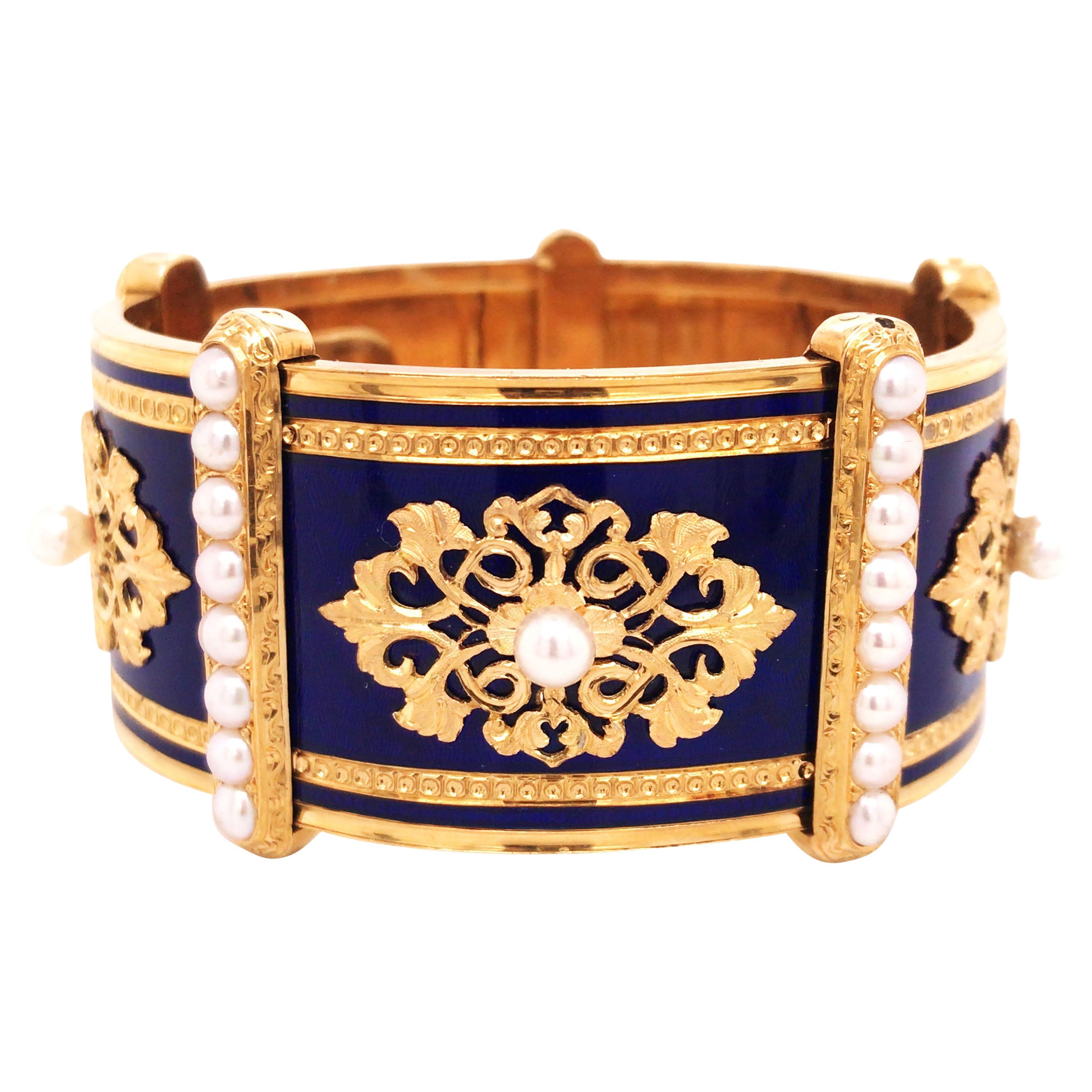 Brazalete de oro con perlas esmaltadas