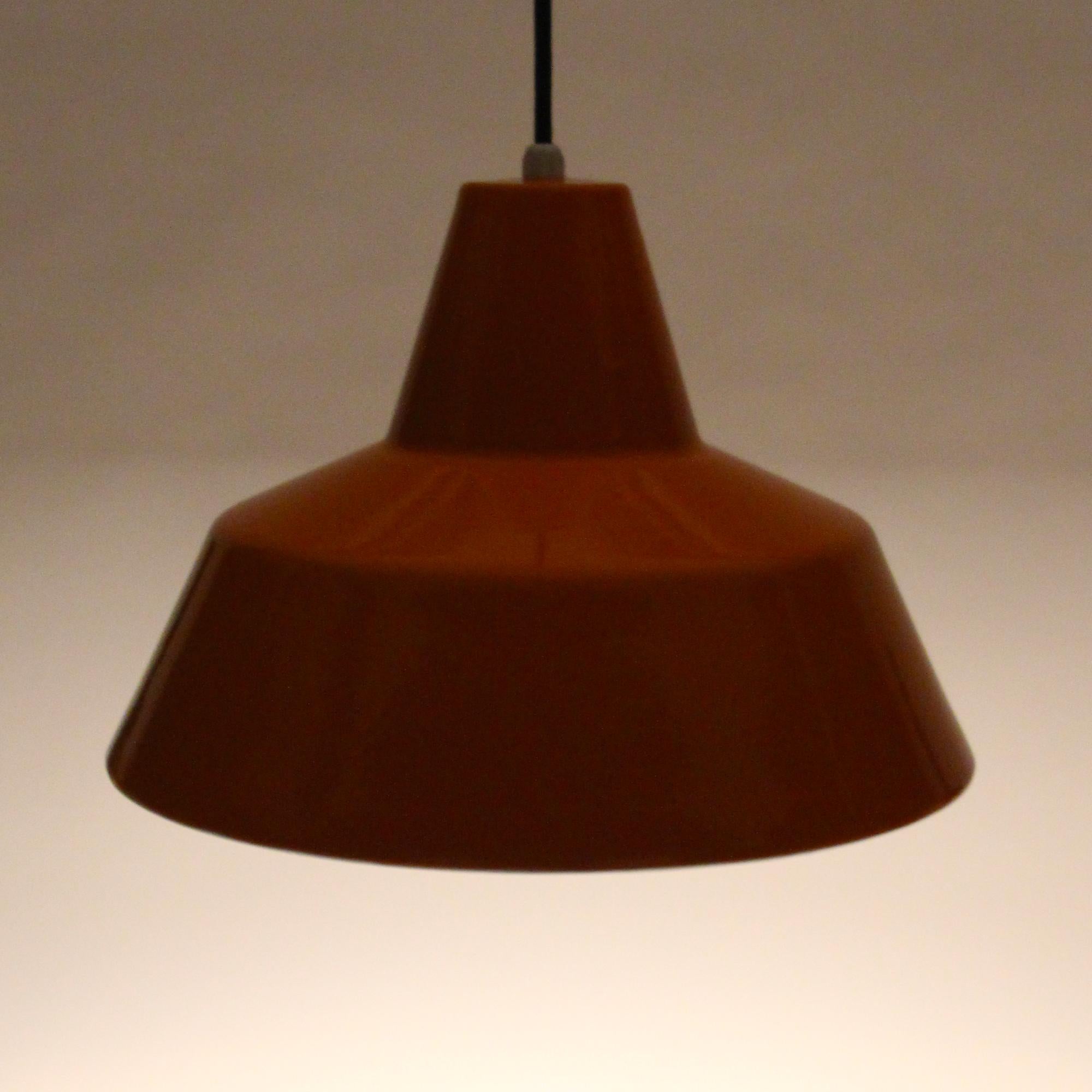 Enamel Pendant, Orange Danish Lamp by Louis Poulsen, 1960s, Large Workshop Light im Zustand „Gut“ in Brondby, Copenhagen
