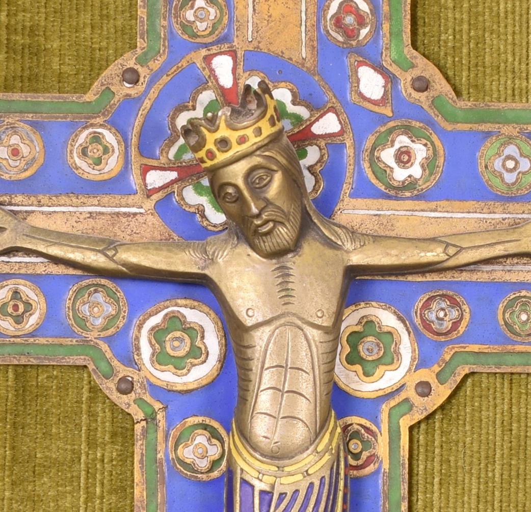 Crucified in enamel on metal, inspired by enamel models from Limoges, 20th century.
The enamel plate presents a series of flower-shaped elements around the cross, on which the figure of Christ is placed, with four nails, crowned and with a cloth of