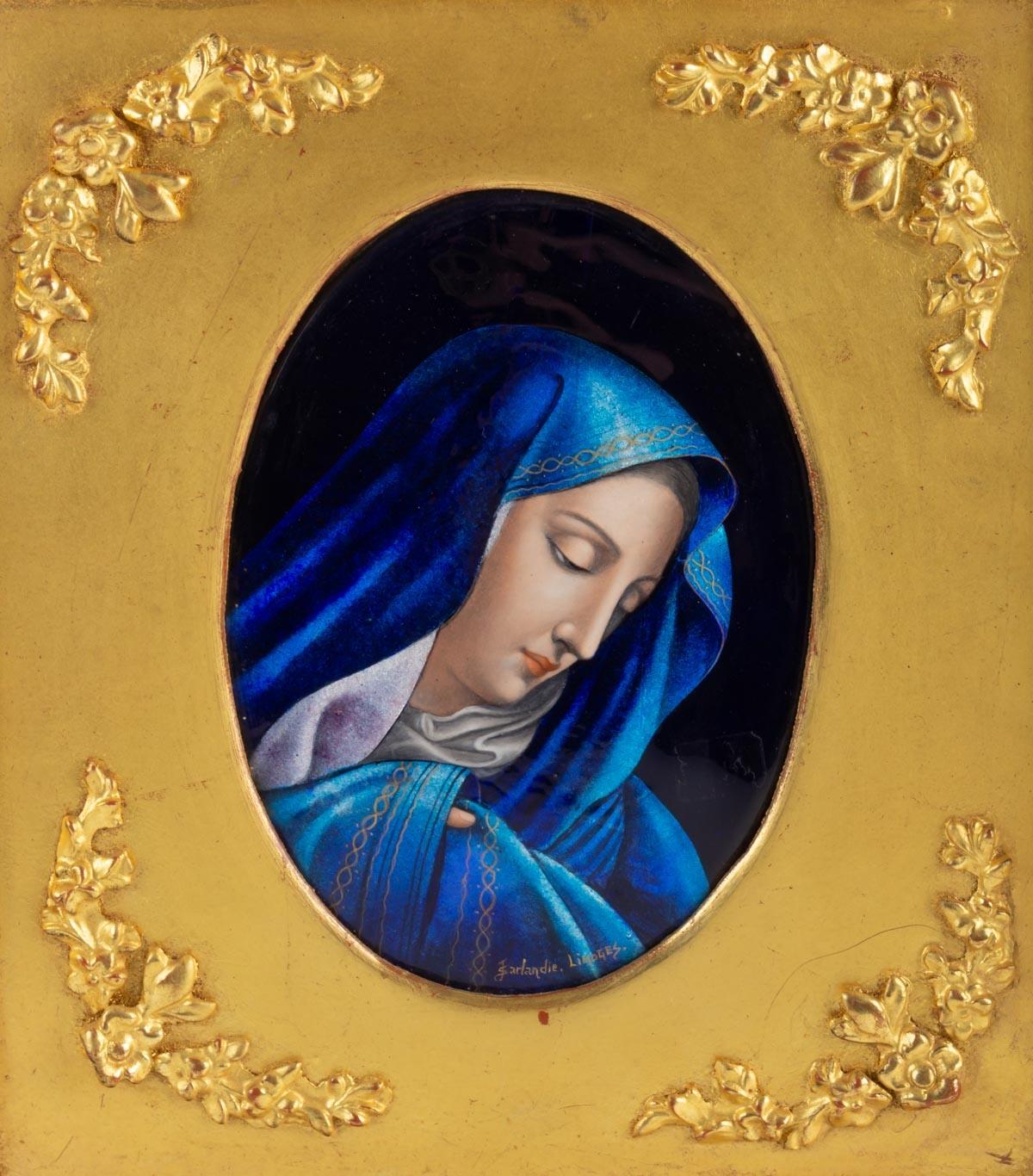 Oval shaped plate in Limoge enamel, representing the Virgin Mary dressed in a wrapping veil of blue, white and turquoise colors. In a carved frame gilded with gold leaf.

Signed lower Sarlandie. Limoges.

Measures: Height 31 cm / width 29 cm.