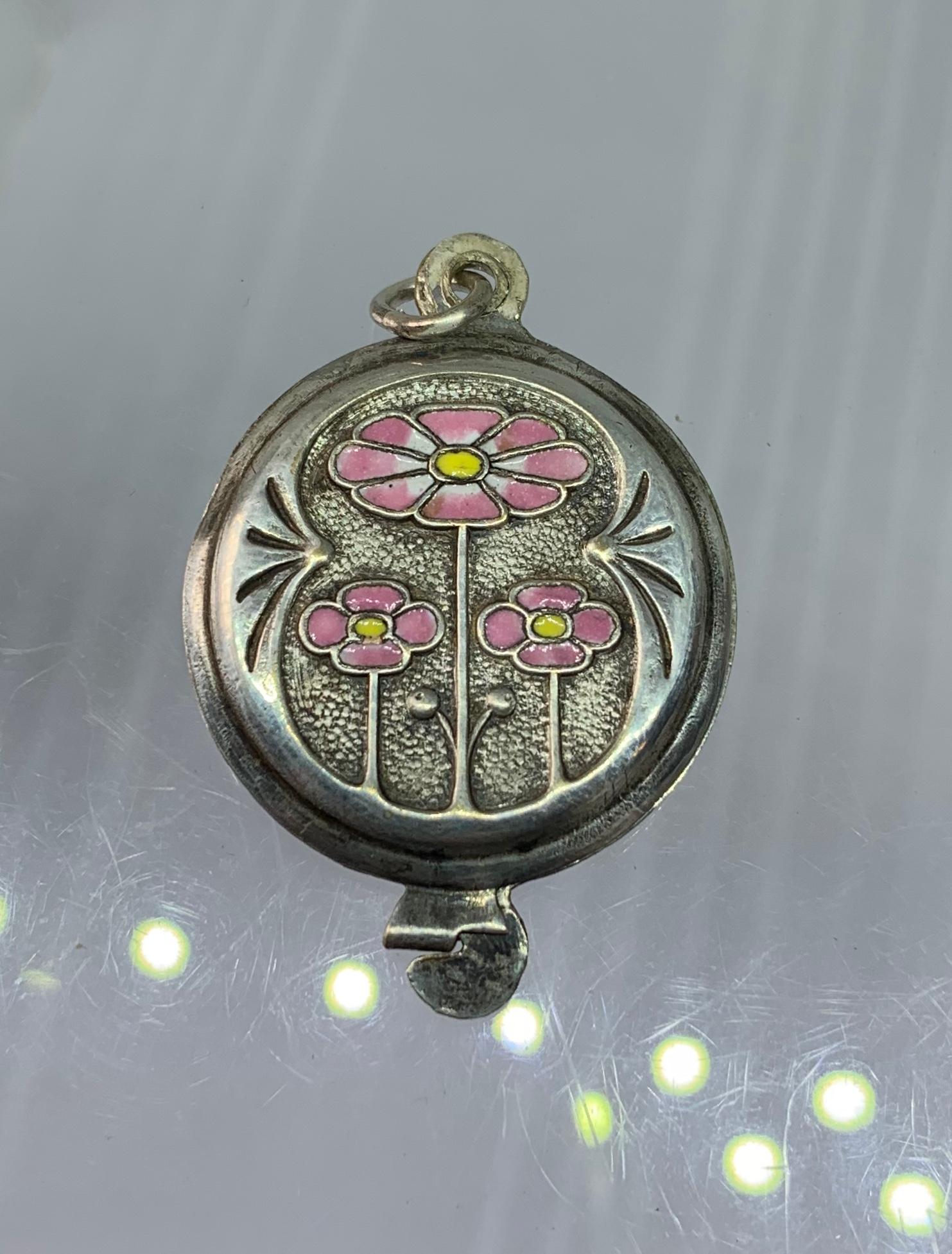 Collier pendentif Art Nouveau Jugendstil fleur coquelicot en émail 1900 Excellent état à New York, NY