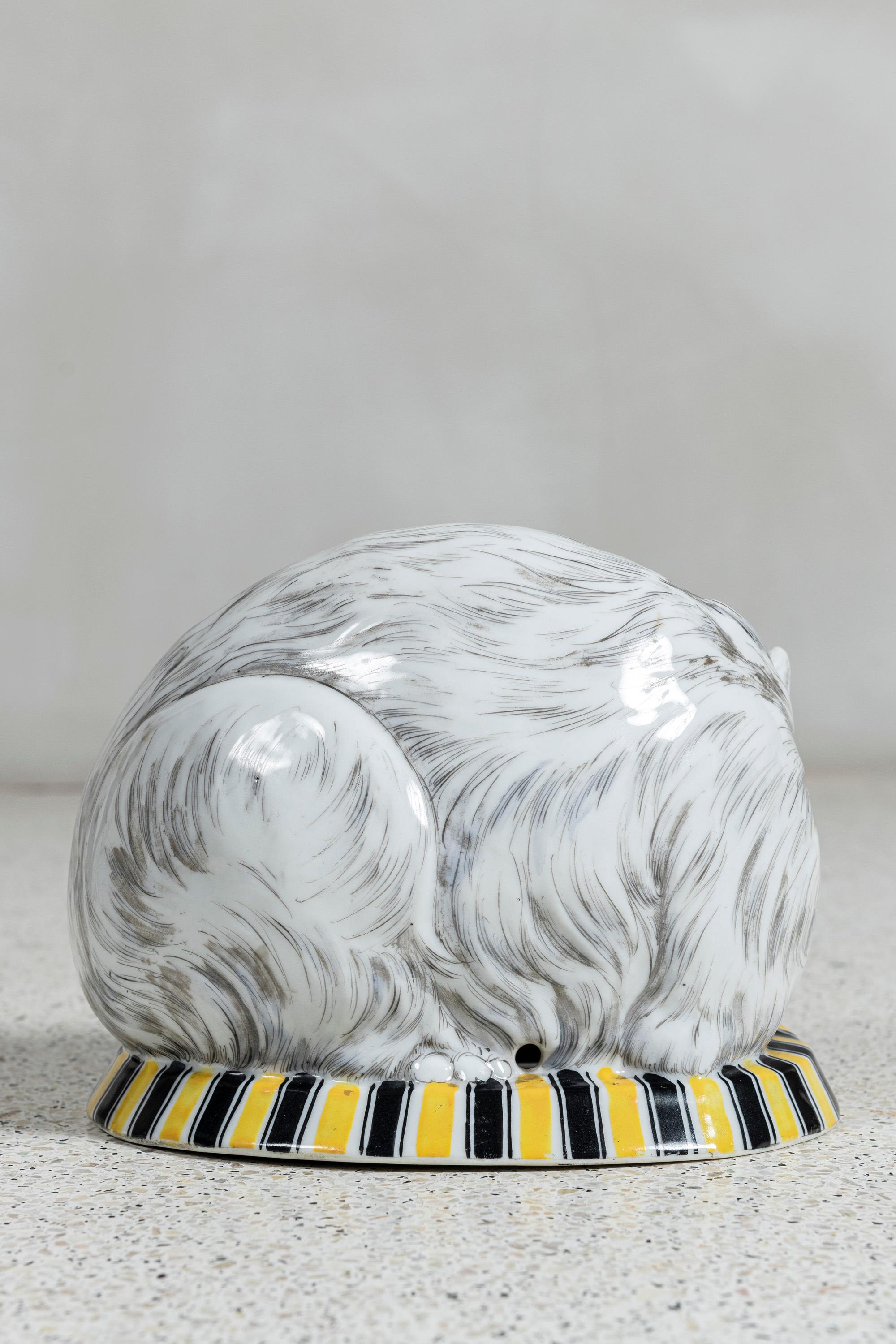 Français Lampe de table chat en porcelaine émaillée par PB Paris, France, vers 1940. en vente