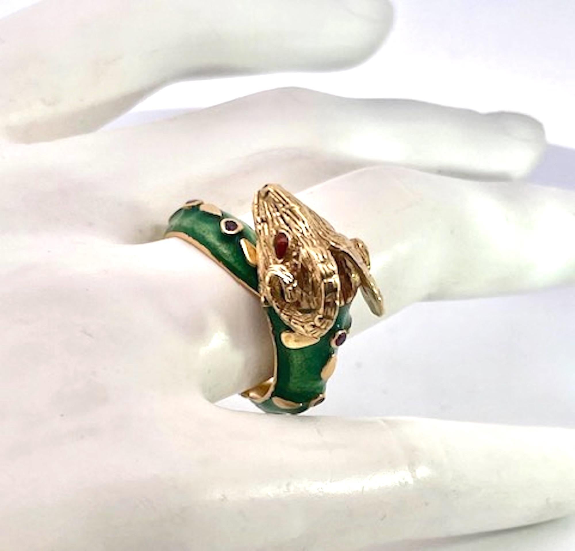 Dieser Emaille-Rams-Ring ist etwas ganz Besonderes.  Es ist in Grün emailliert mit Rubin-Akzenten im ganzen.  Dieser Ring ist gebraucht und das Band ist ein bisschen aus der Form, aber definitiv tragbar.  Es hat zwei Rubine auf dem Schaft und die