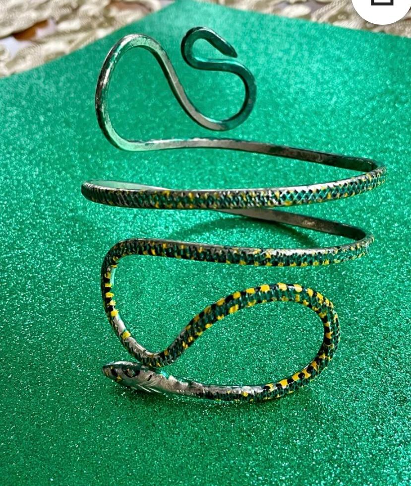 Dies ist eine wunderbare antike Emaille Schlange Serpent Armband in Silber.  Das Design mit der langen Schlange, die sich um das Handgelenk oder den Arm windet, ist atemberaubend.  Das Armband ist ein großer, dramatischer Schlangenschmuck, der ein