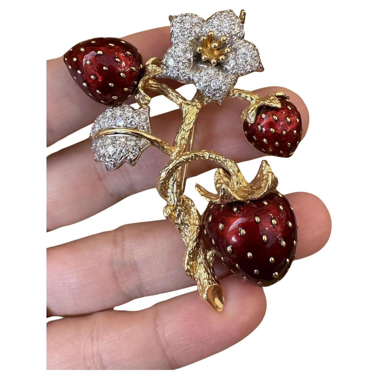 Erdbeerbrosche aus 18 Karat Gelbgold mit Emaille und Diamanten