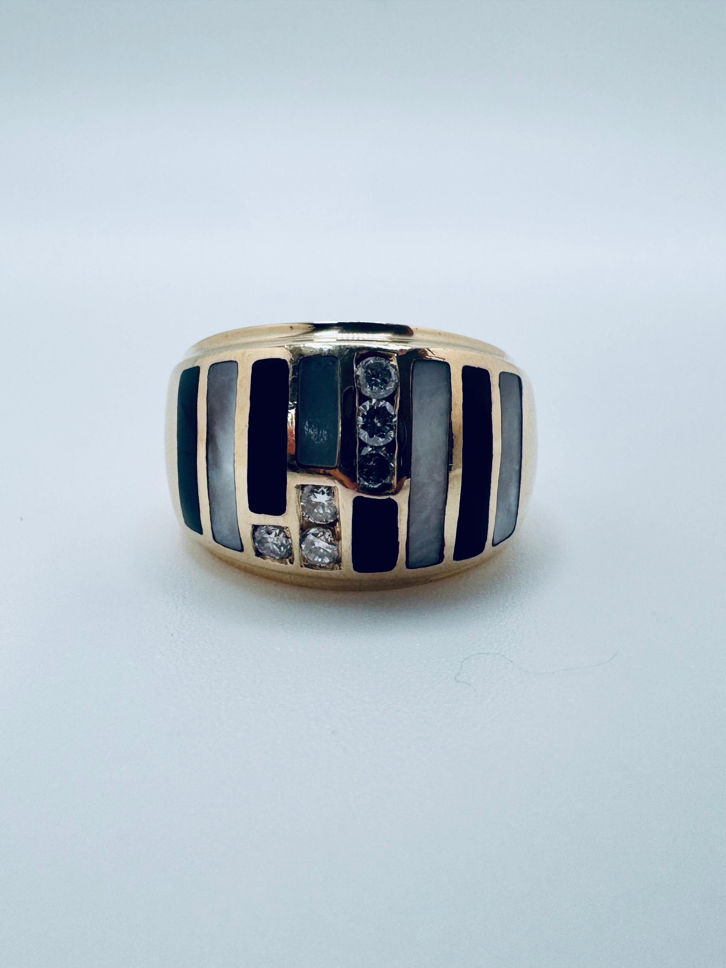 Cette bague frappante en or jaune 14 carats présente un design rayé audacieux en émail noir et blanc, alliant parfaitement le style moderne à l'élégance classique. Six diamants ronds, mesurant chacun 2,5 mm et totalisant 0,36 carat, rehaussent les