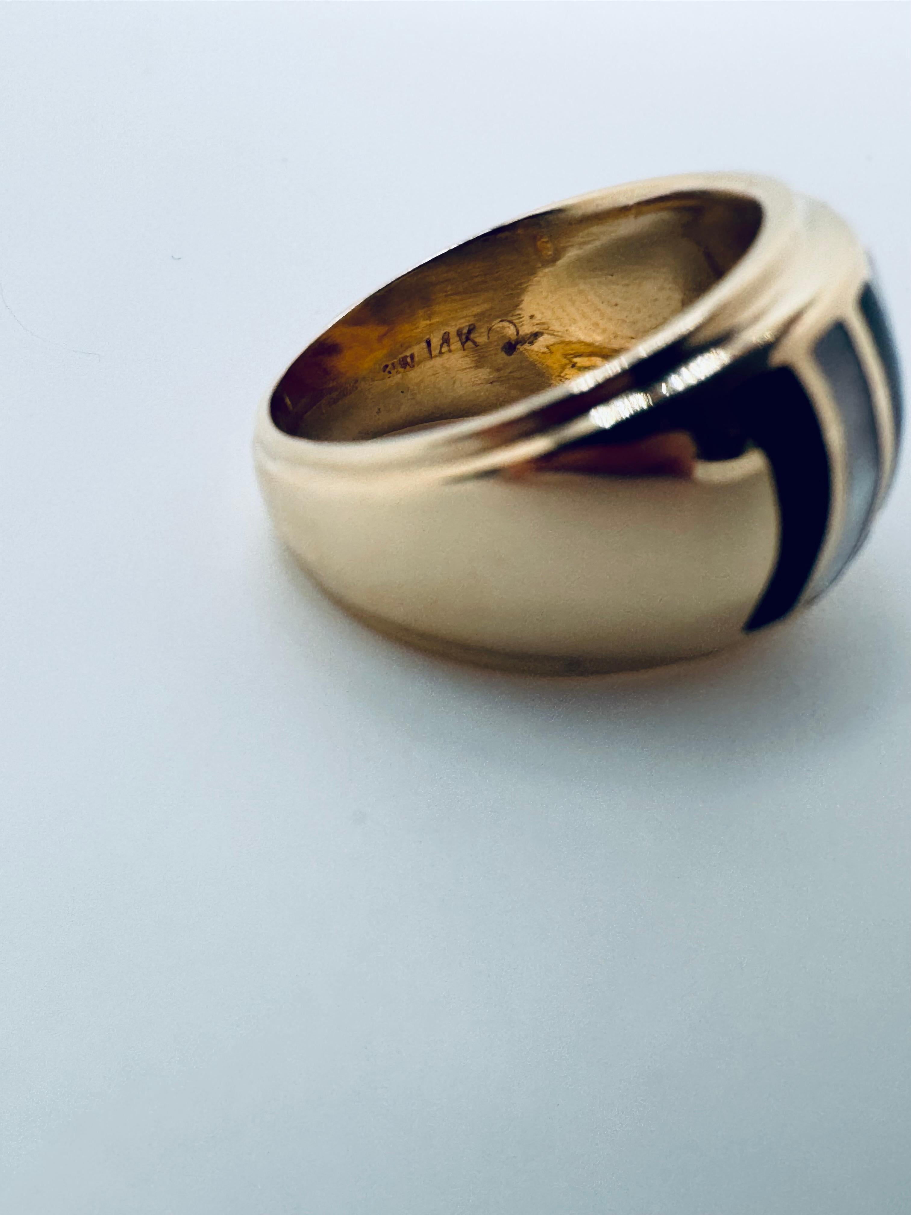 Contemporain Bague en or jaune 14K avec émail et diamants rayés en vente
