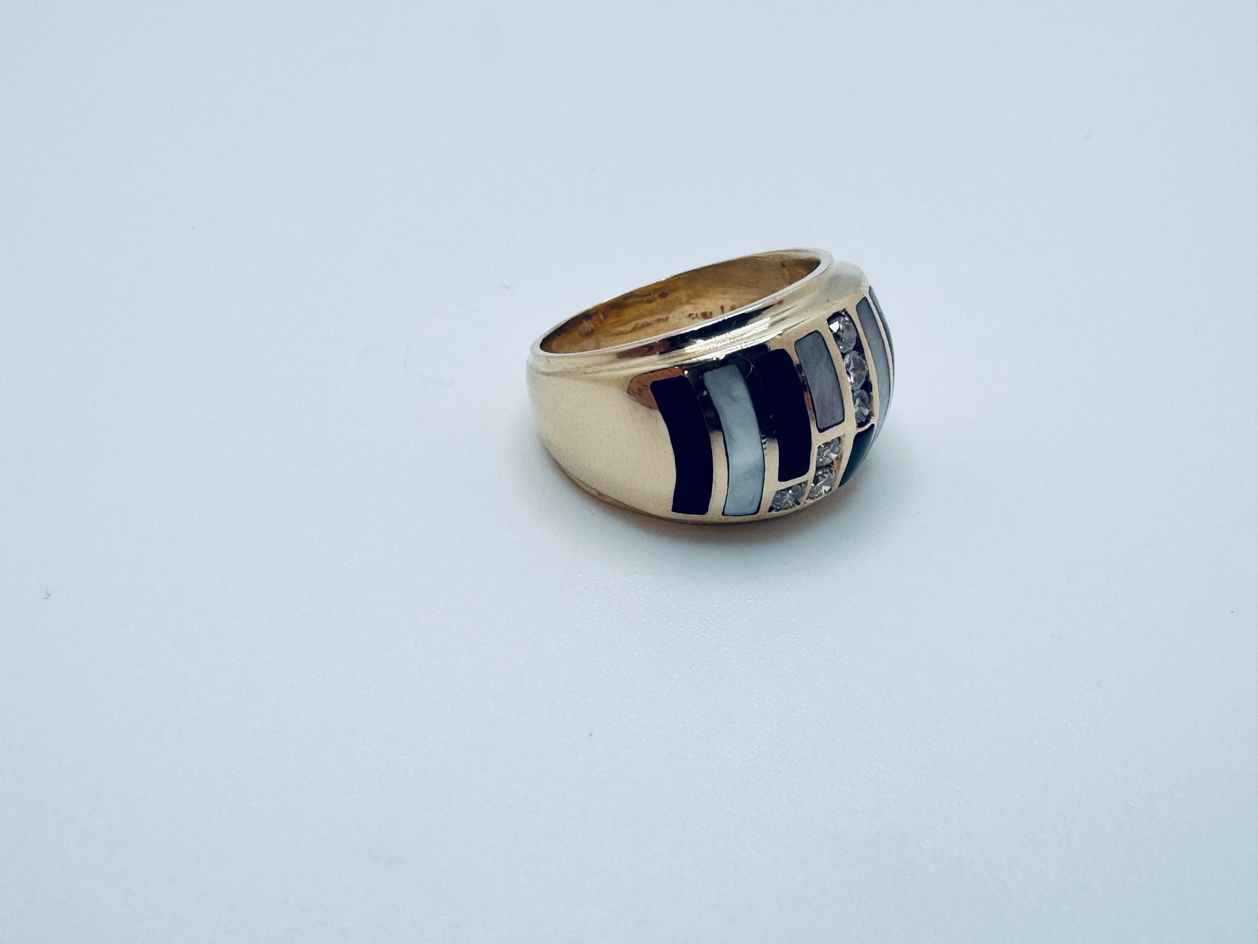 Taille ronde Bague en or jaune 14K avec émail et diamants rayés en vente