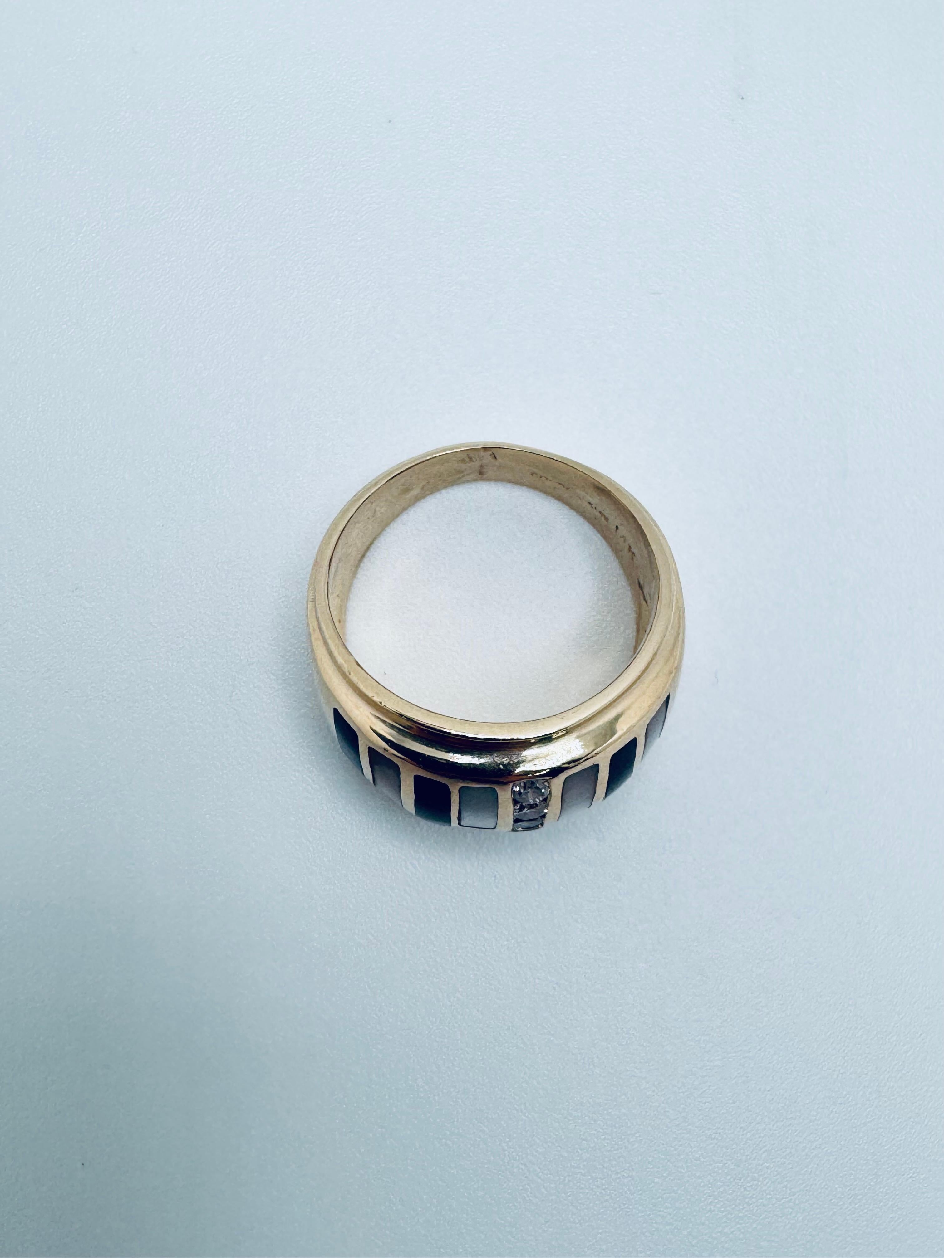 Bague en or jaune 14K avec émail et diamants rayés en vente 1