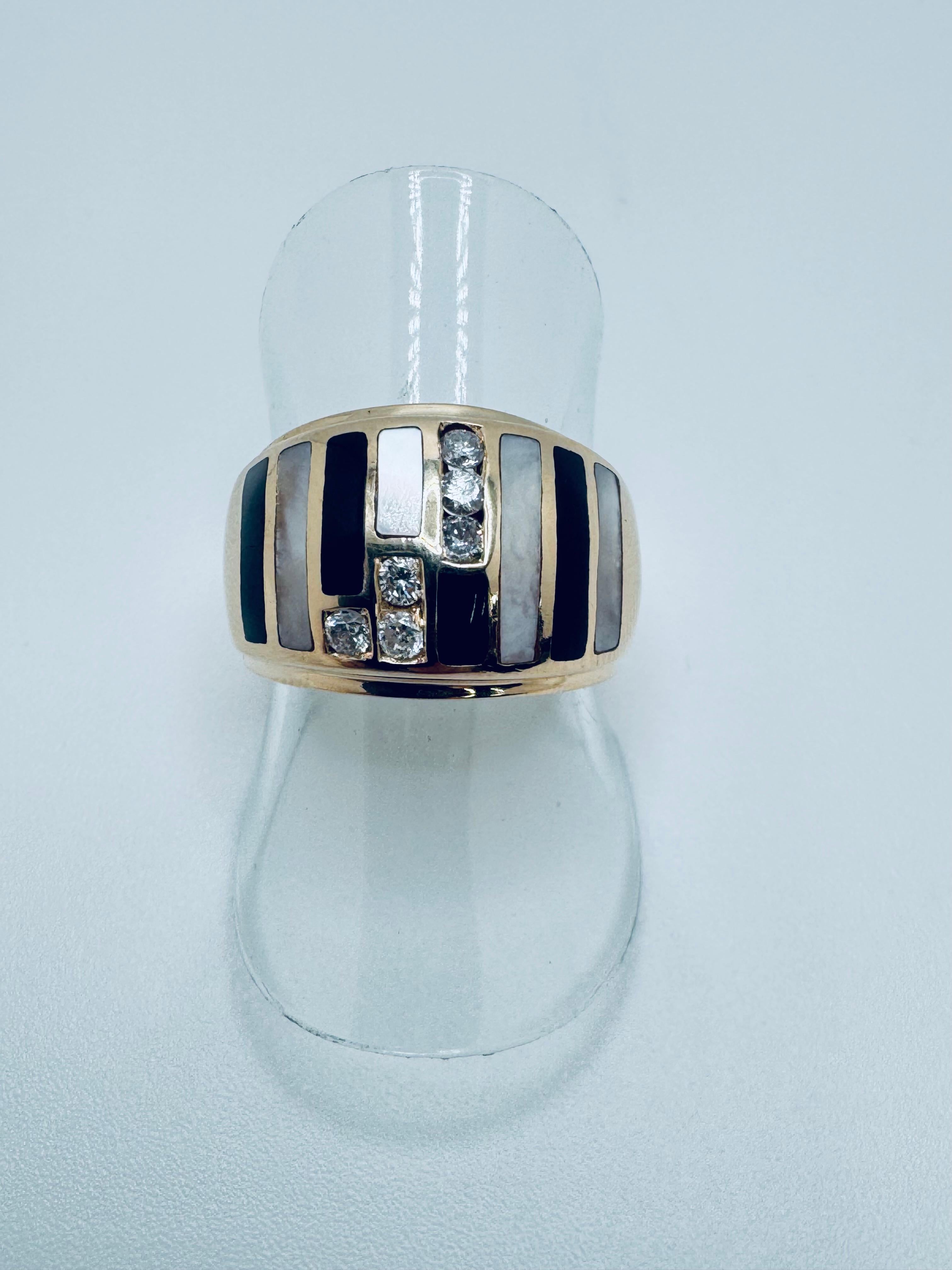 Bague en or jaune 14K avec émail et diamants rayés en vente 2