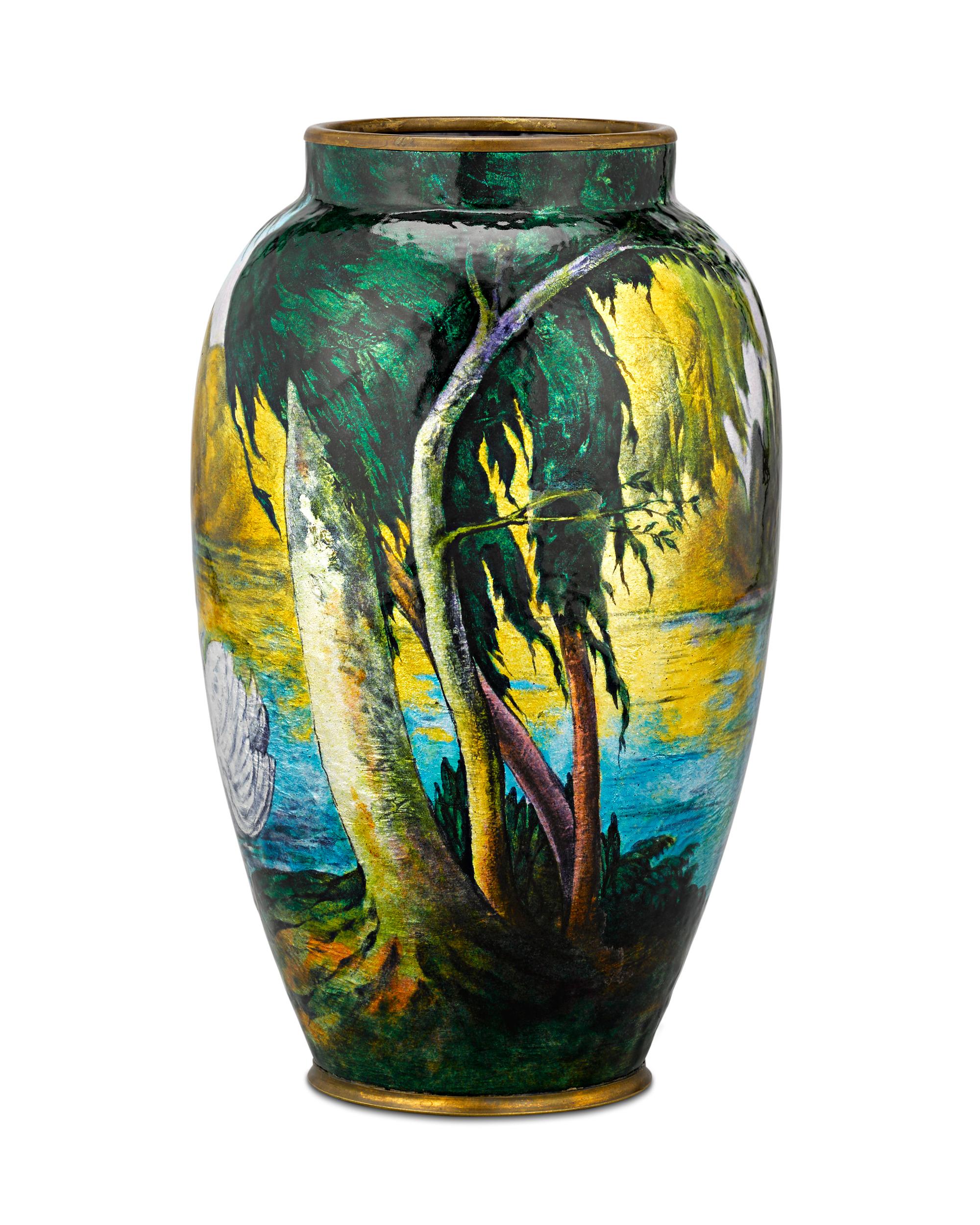 Un couple de cygnes gracieux orne la forme de ce vase vibrant du grand Camille Fauré. L'artiste émailleur français est surtout connu pour ses créations hautement sculpturales qui superposent l'émail à une forme de base en cuivre. Le résultat est une