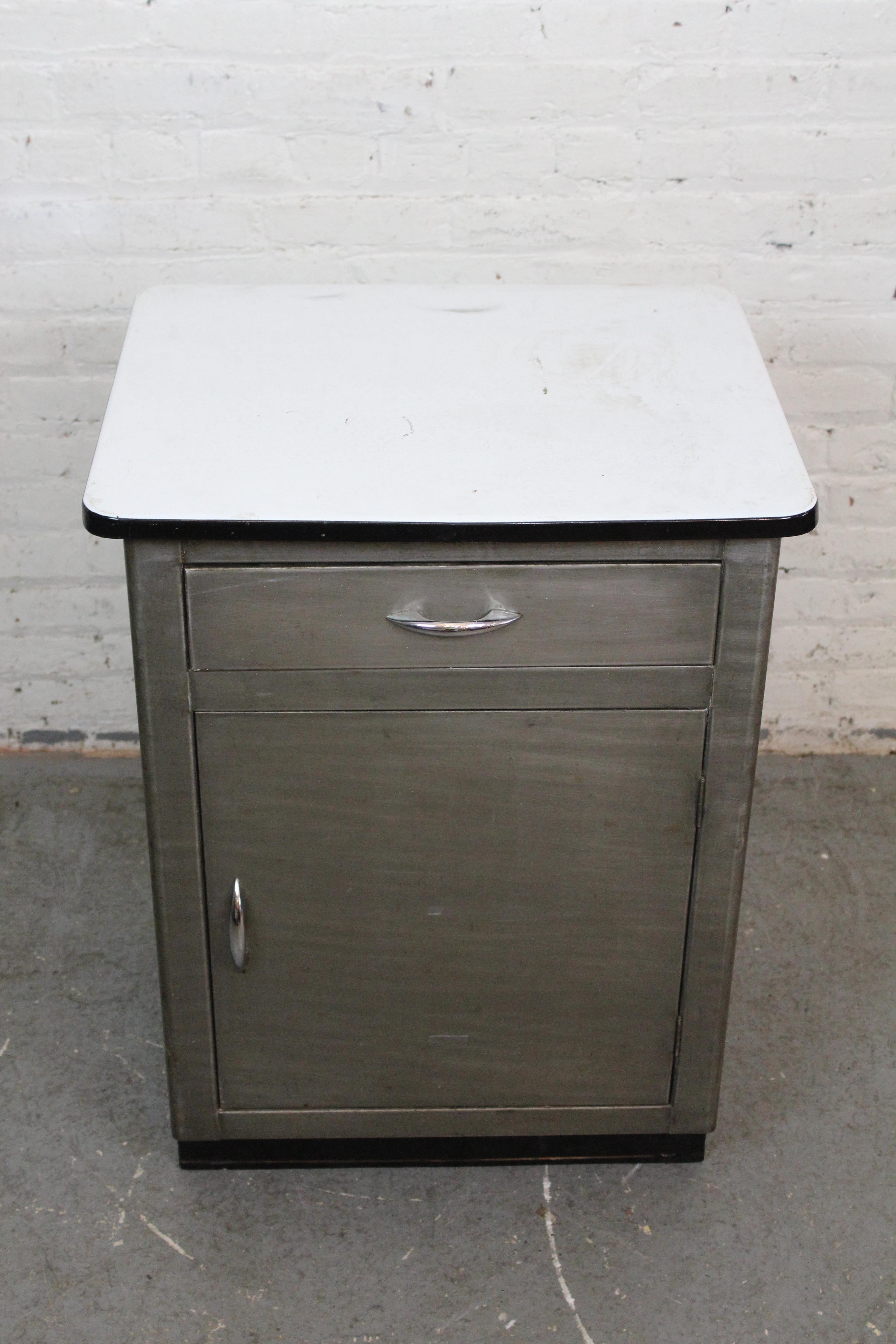 ¡Llévate a casa muebles vintage prácticos y encantadores con este pequeño armario industrial de metal! Con un tamaño compacto de 24 