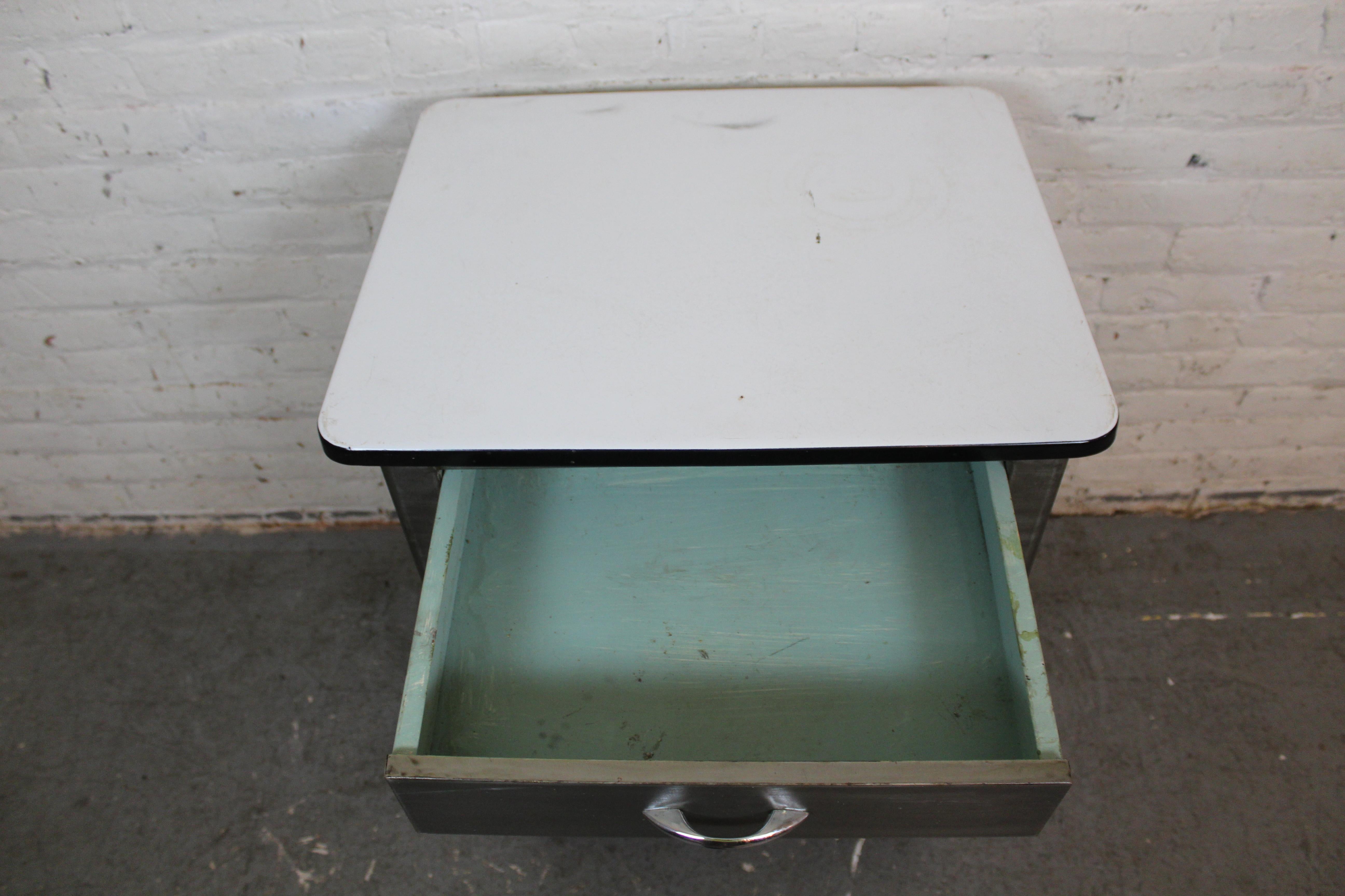 Armario Médico de Metal Industrial Vintage con Tapa Esmaltada 2