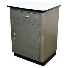 Cabinet médical industriel vintage en métal à dessus émaillé