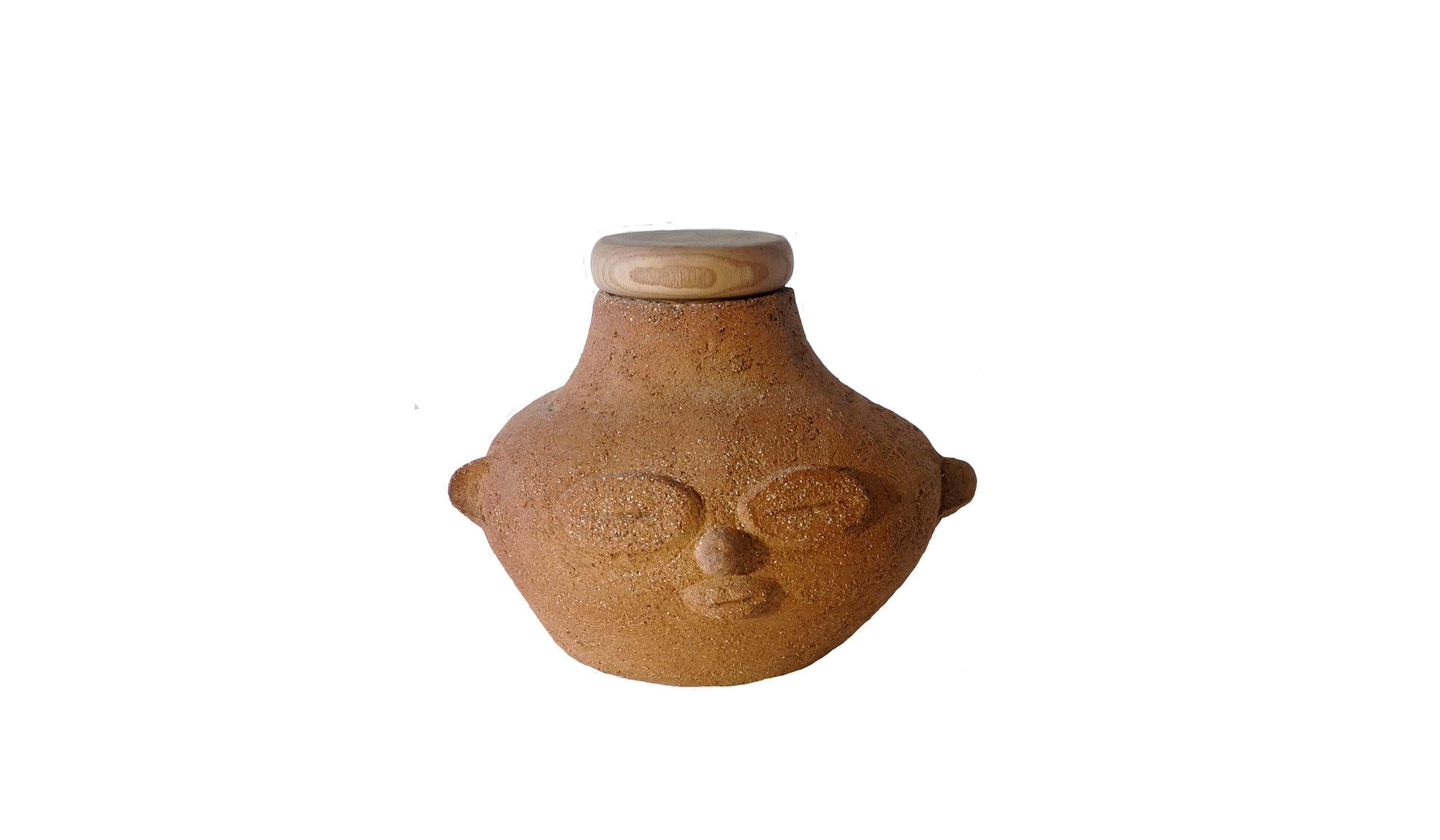 Emaille-Vase von Meritxell Duran
1 von 1 limitierter Auflage
Abmessungen: 29 x 20 x 26 cm
MATERIALIEN: Hochgebrannt und innen transparent emailliert.

  