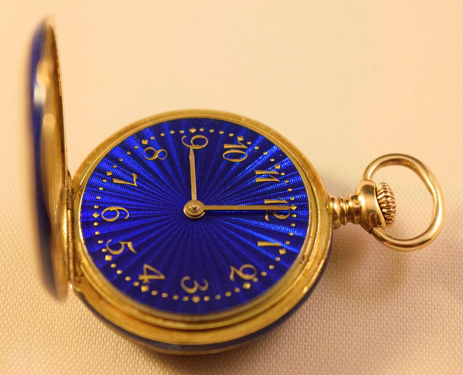 Taille coussin antique  Montre en émail diamant 18 k attractive fob watch blue enamel en vente