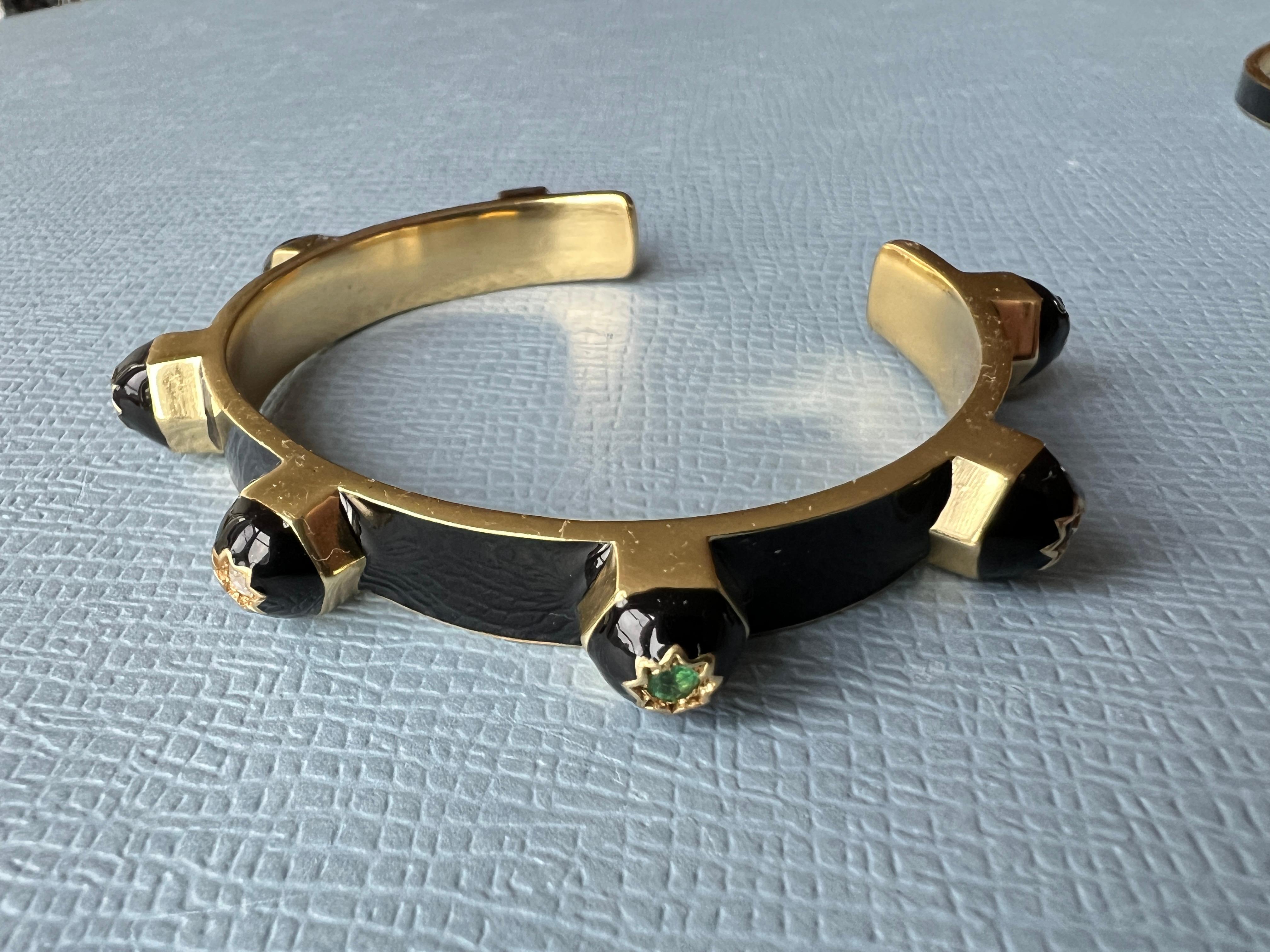 Armreif mit Ohrsteckern, Emaille Weißer Diamant Smaragd Rubin Saphir Tansanit im Angebot 1