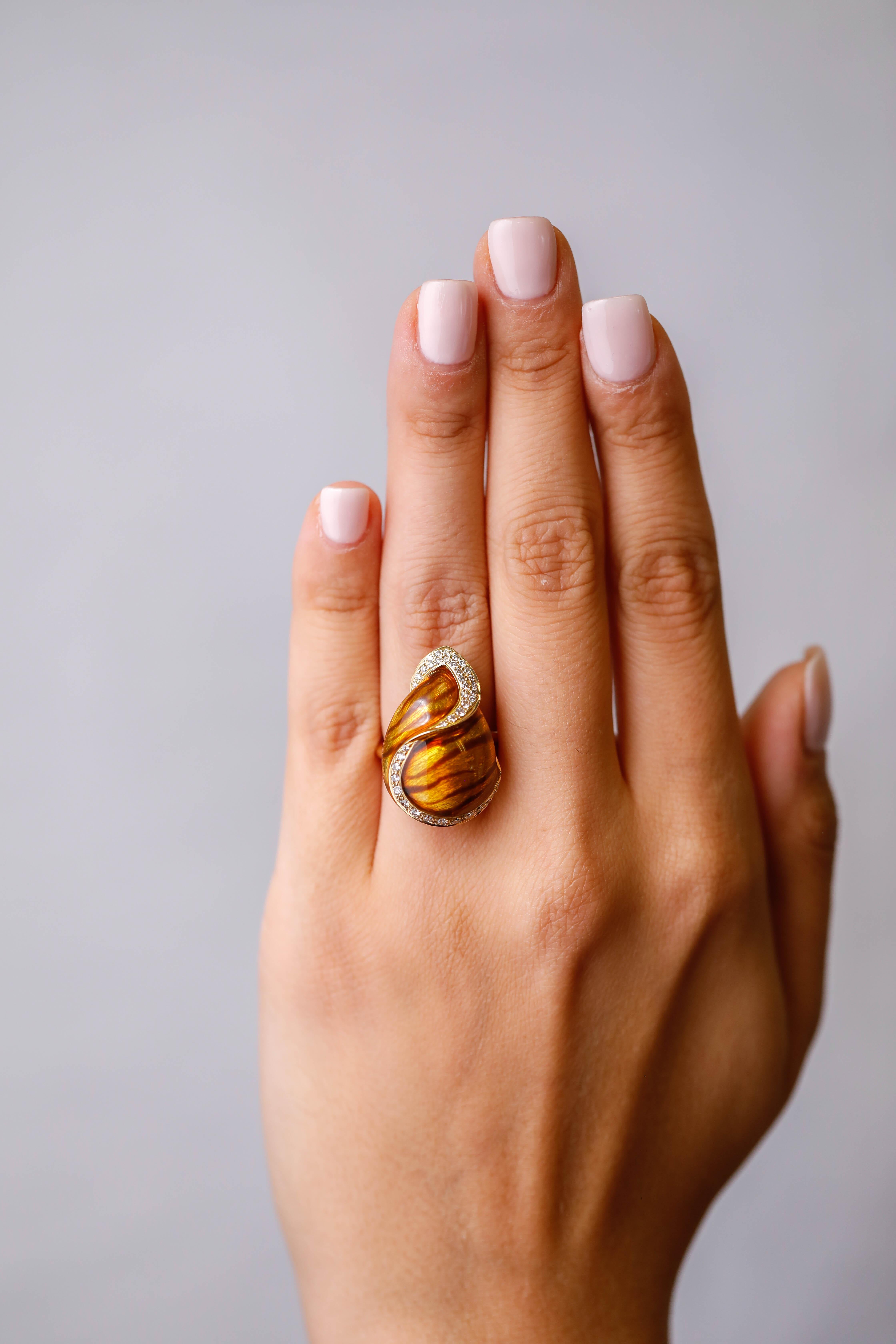Taille ronde Bague cocktail vintage en or jaune 18 carats avec émail et diamants 4/5 carats en vente