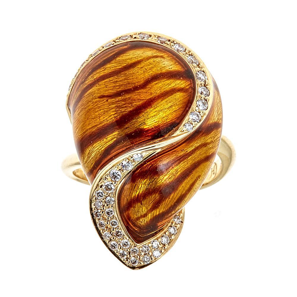 Emaillierter Designer-Cocktailring aus 18 Karat Gelbgold und 0,79 Karat Diamanten 

Anspruchsvoller Stil und glamouröser Look - dafür steht der Ring. Dieser aus 18 Karat Gelbgold gefertigte Ring ist mit verführerischen Diamanten besetzt, die ihn in
