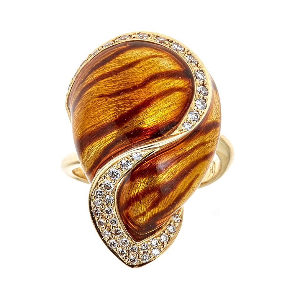 Bague cocktail design en or jaune 18 carats émaillé et diamant de 0,79 carat 

Style sophistiqué et look glamour - voilà ce que représente cette bague. Réalisée en or jaune 18 carats, cette bague est incrustée de diamants séduisants qui l'entourent