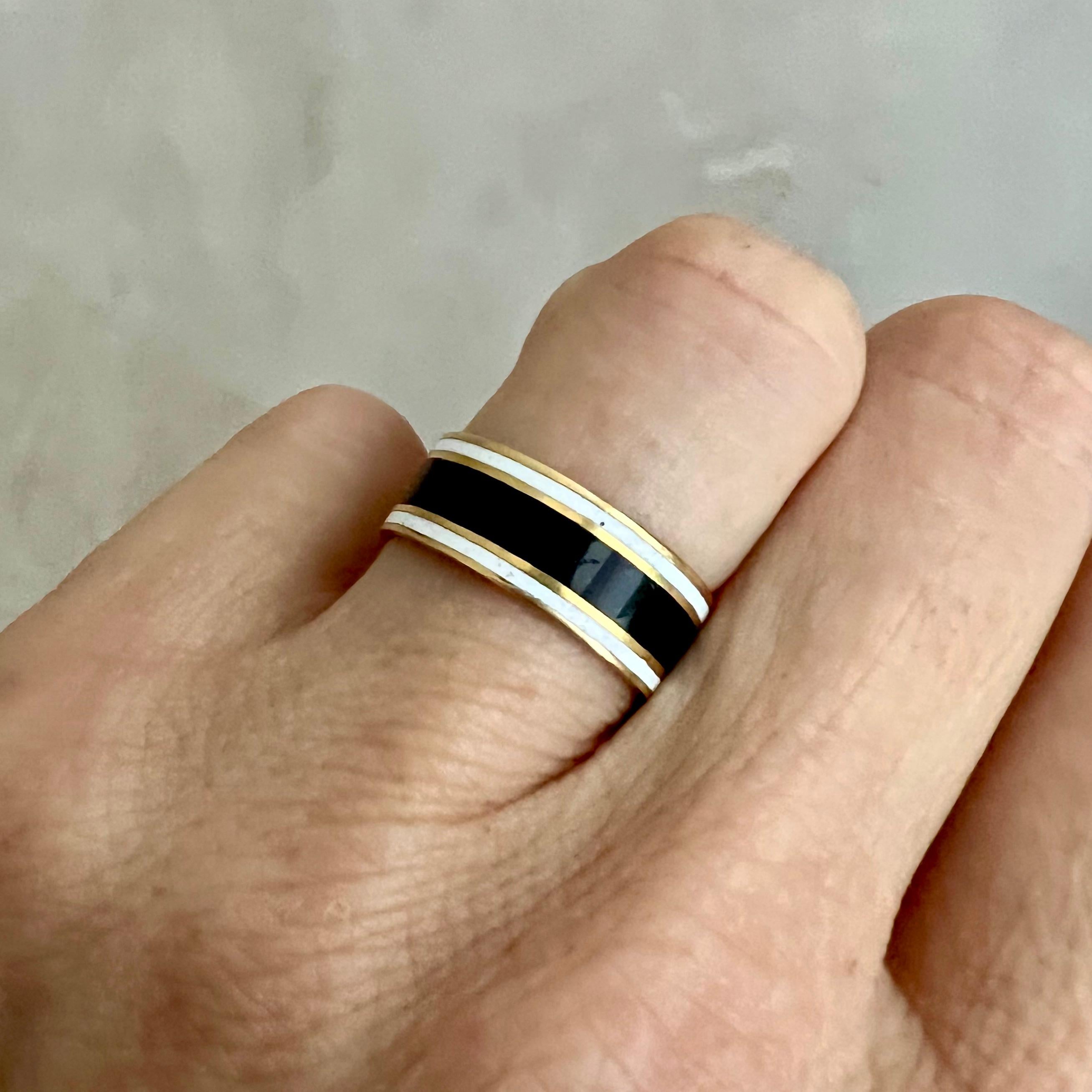 Enameled and 18 Karat Gold Edwardian Memorial Band Ring In Good Condition For Sale In Rotterdam, NL