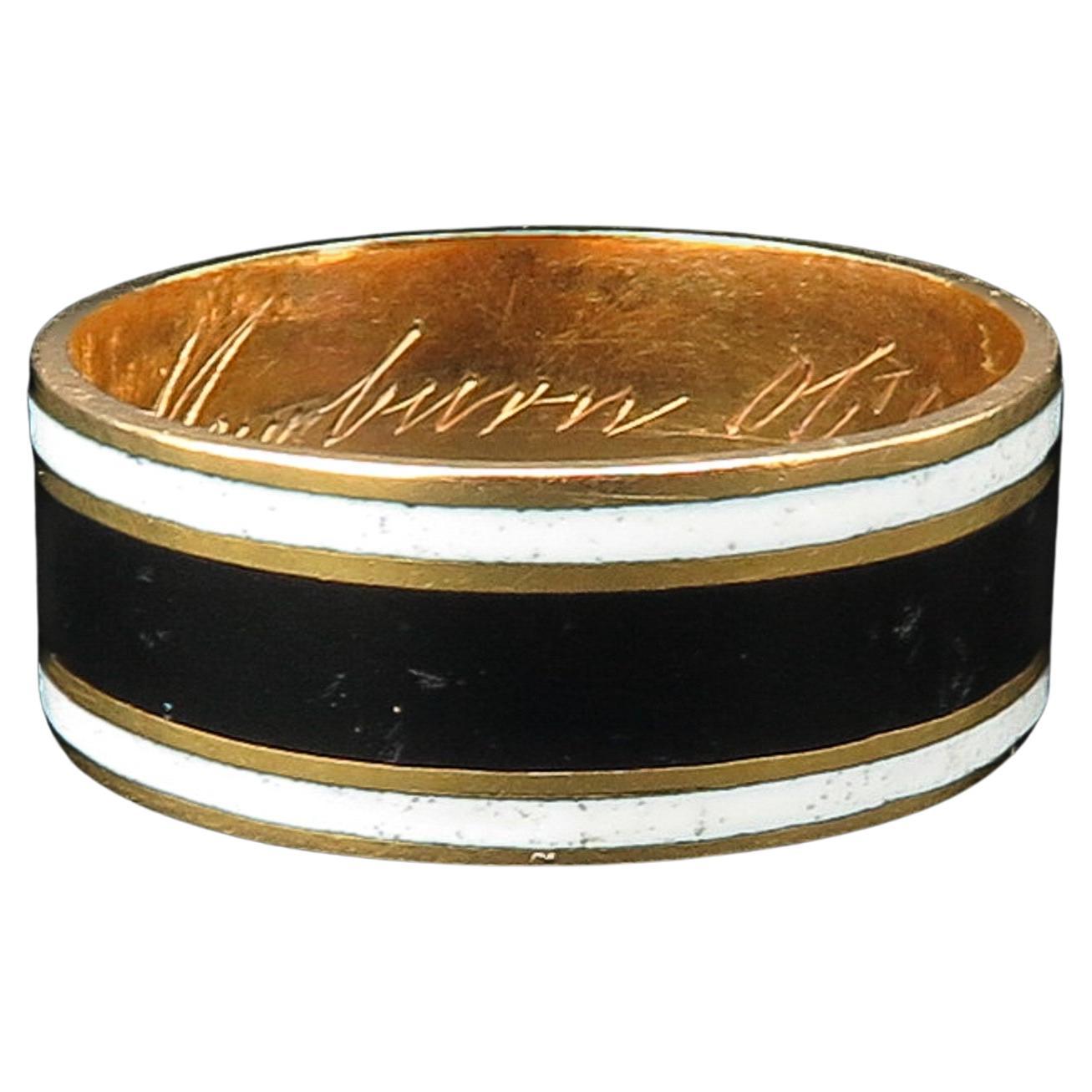 Anillo conmemorativo eduardiano esmaltado y oro de 18 quilates